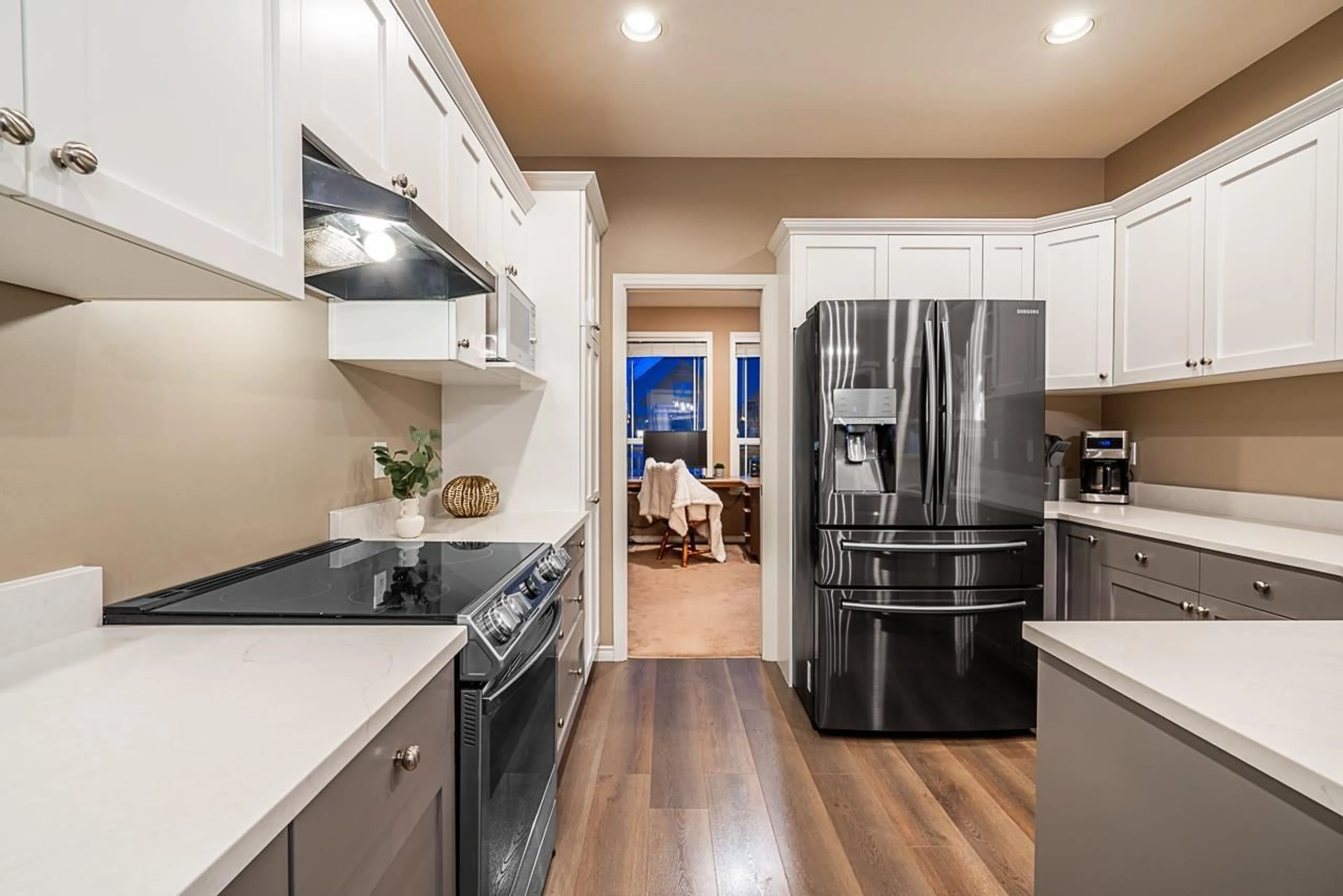 Open concept kitchen, unknown for 2854 SHUTTLE STREET, Abbotsford British Columbia V4X2S1