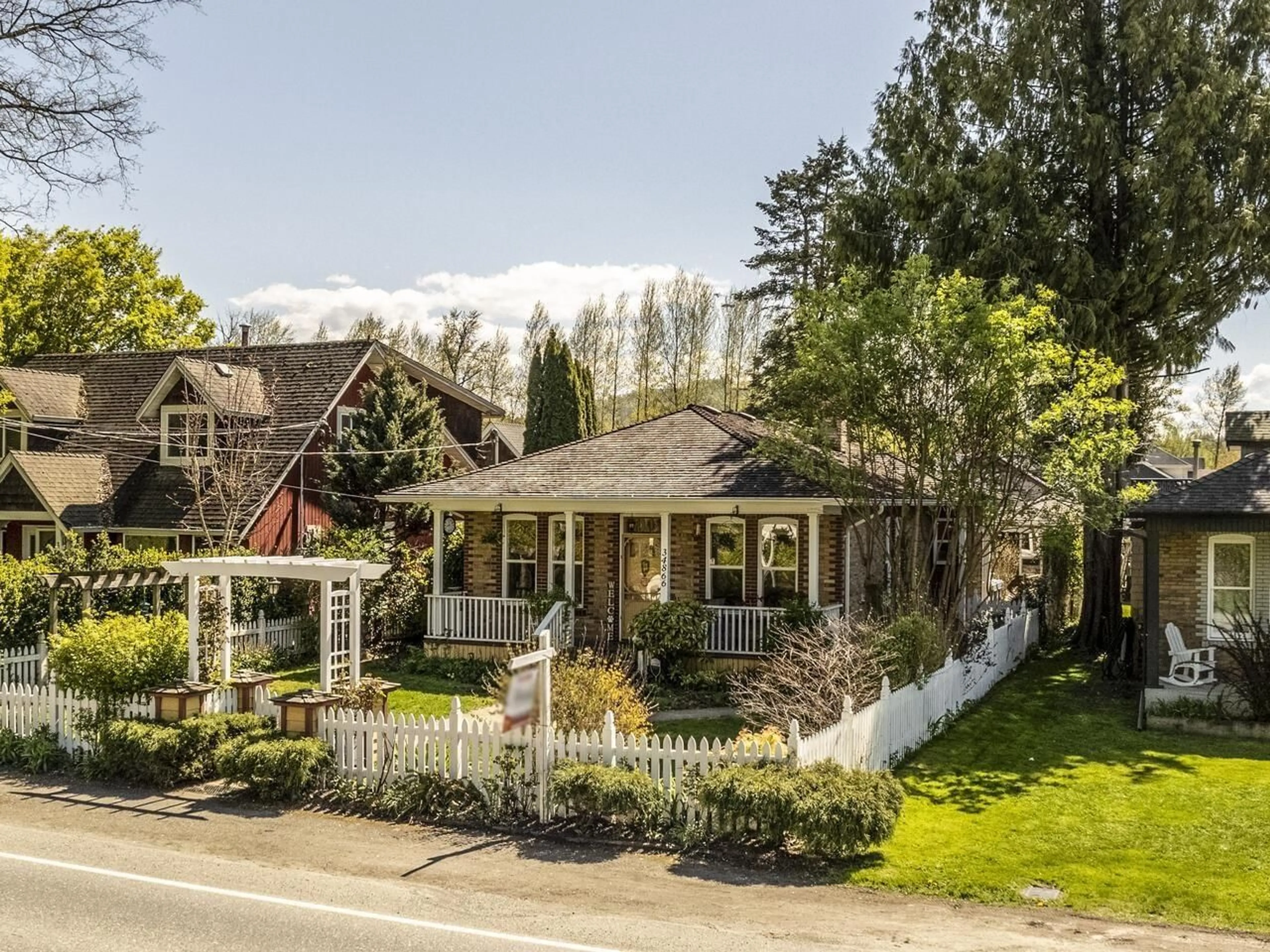 A pic from outside/outdoor area/front of a property/back of a property/a pic from drone, street for 34866 CLAYBURN, Abbotsford British Columbia V2S7Y9