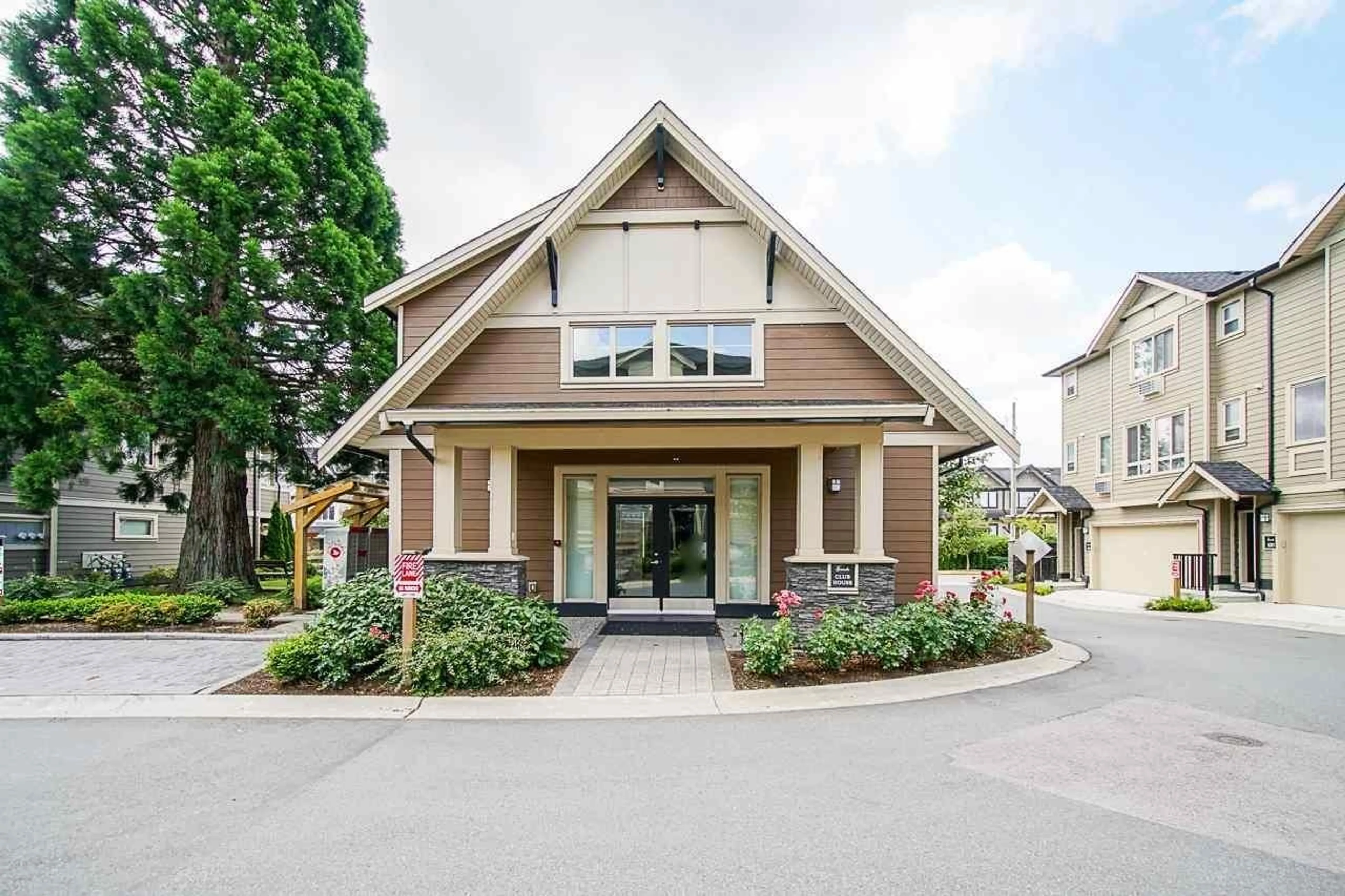 Indoor foyer for 40 19913 70 AVENUE, Langley British Columbia V2Y0S9