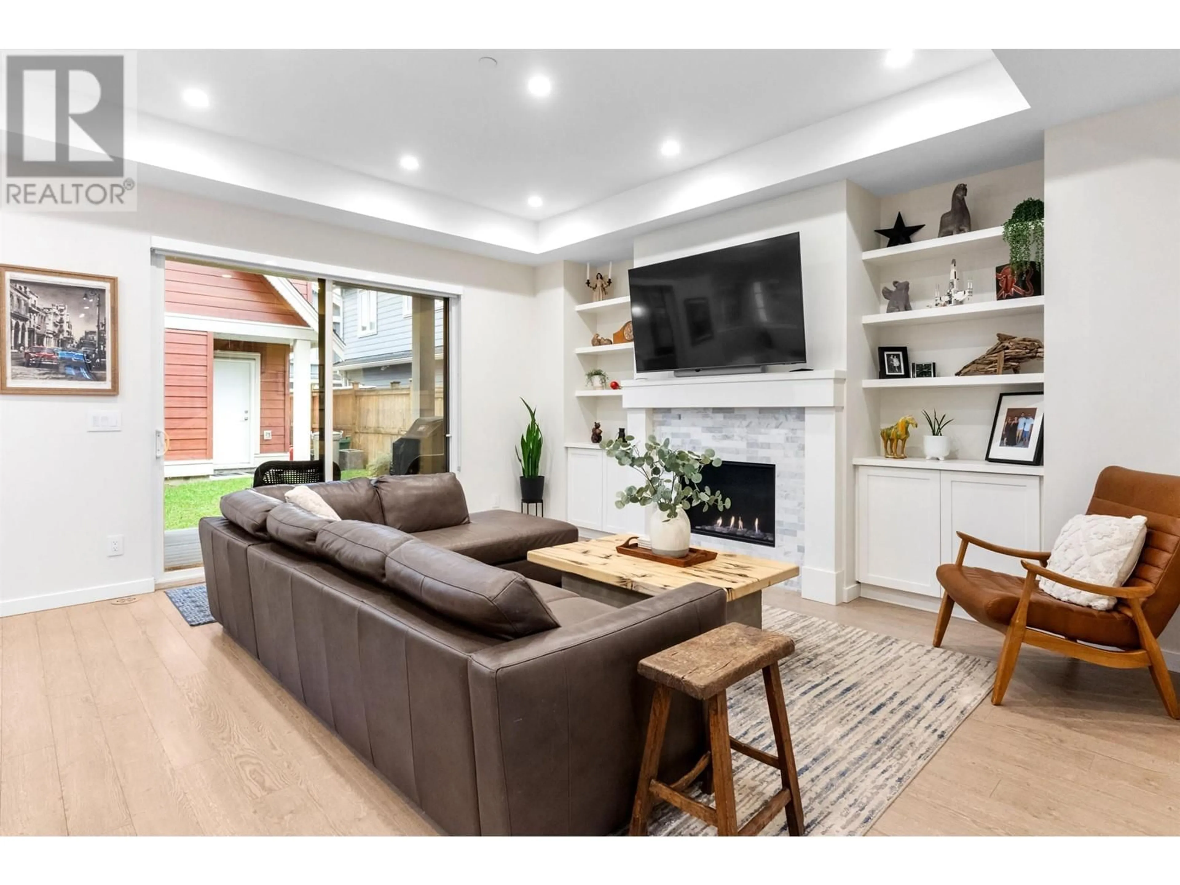 Living room with furniture, wood/laminate floor for 4718 HAZELNUT WAY, Tsawwassen British Columbia V4M0C5