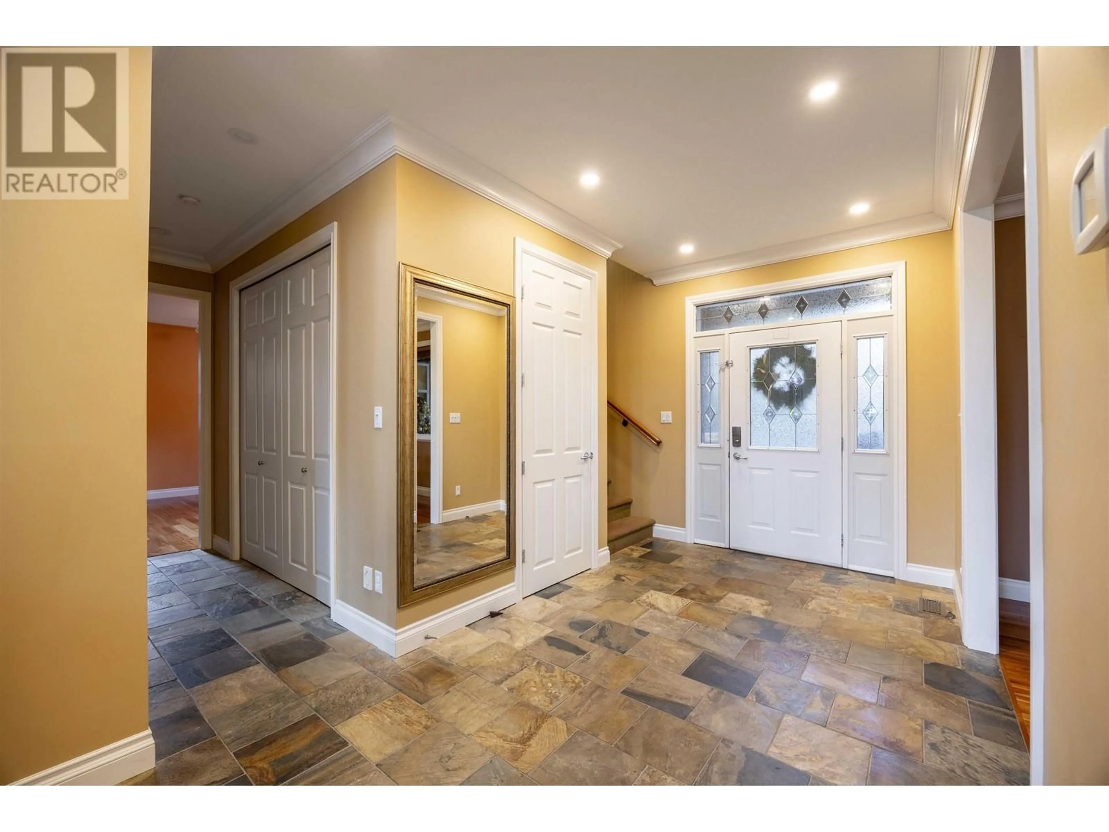 Indoor entryway for 12366 240 STREET, Maple Ridge British Columbia V4R1N3