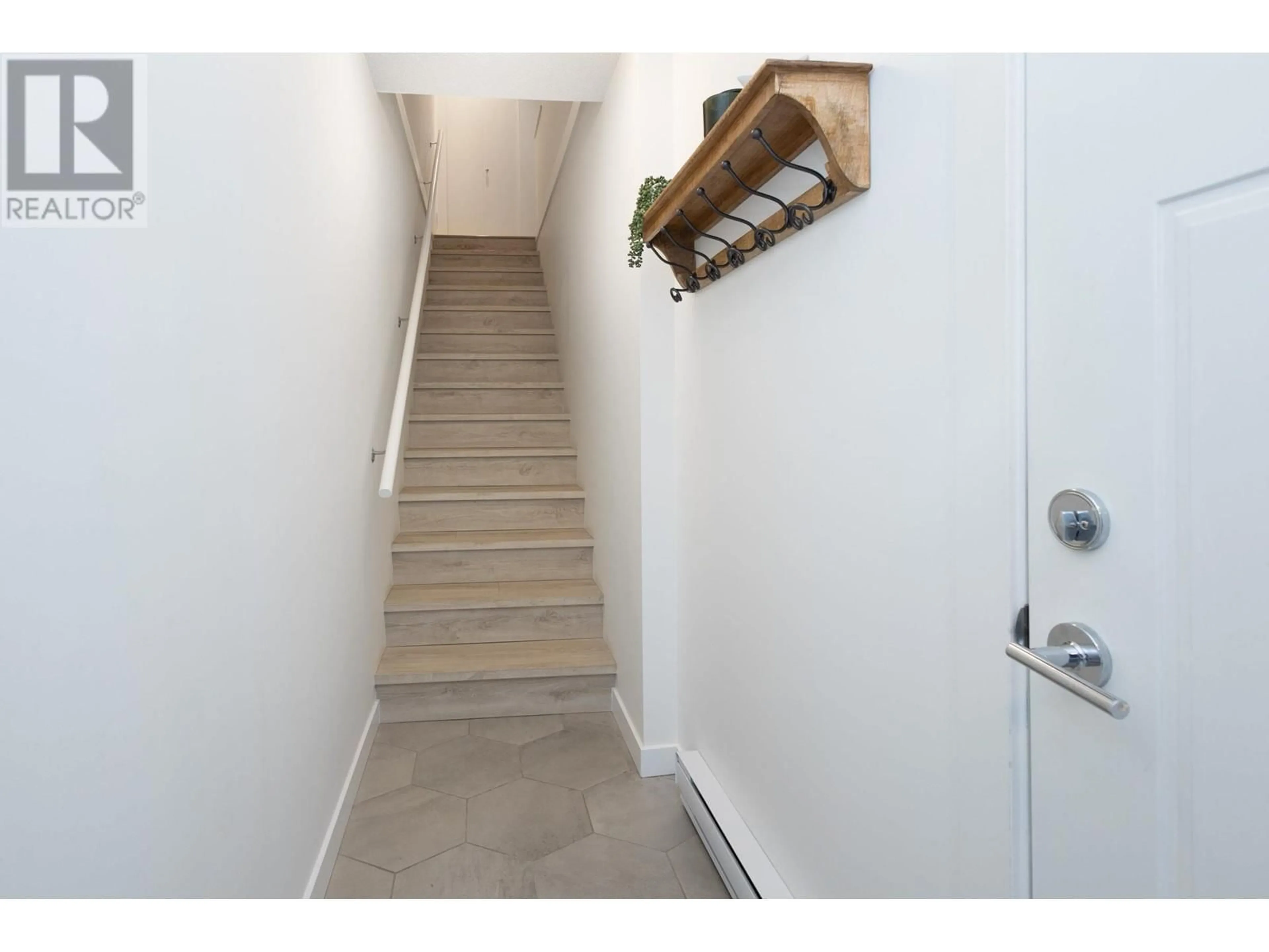 Indoor entryway for 22 2560 PITT RIVER ROAD, Port Coquitlam British Columbia V3C0G6