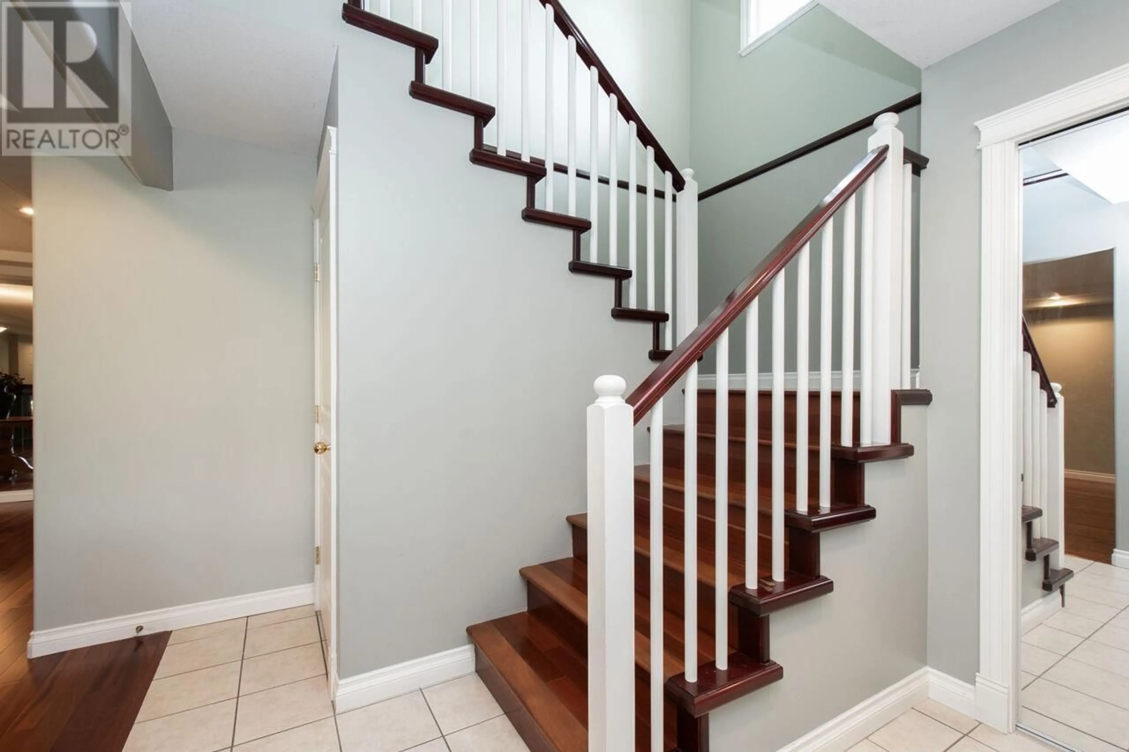 Stairs for 6890 CEDAR ROSE COURT, Burnaby British Columbia V5J5J7