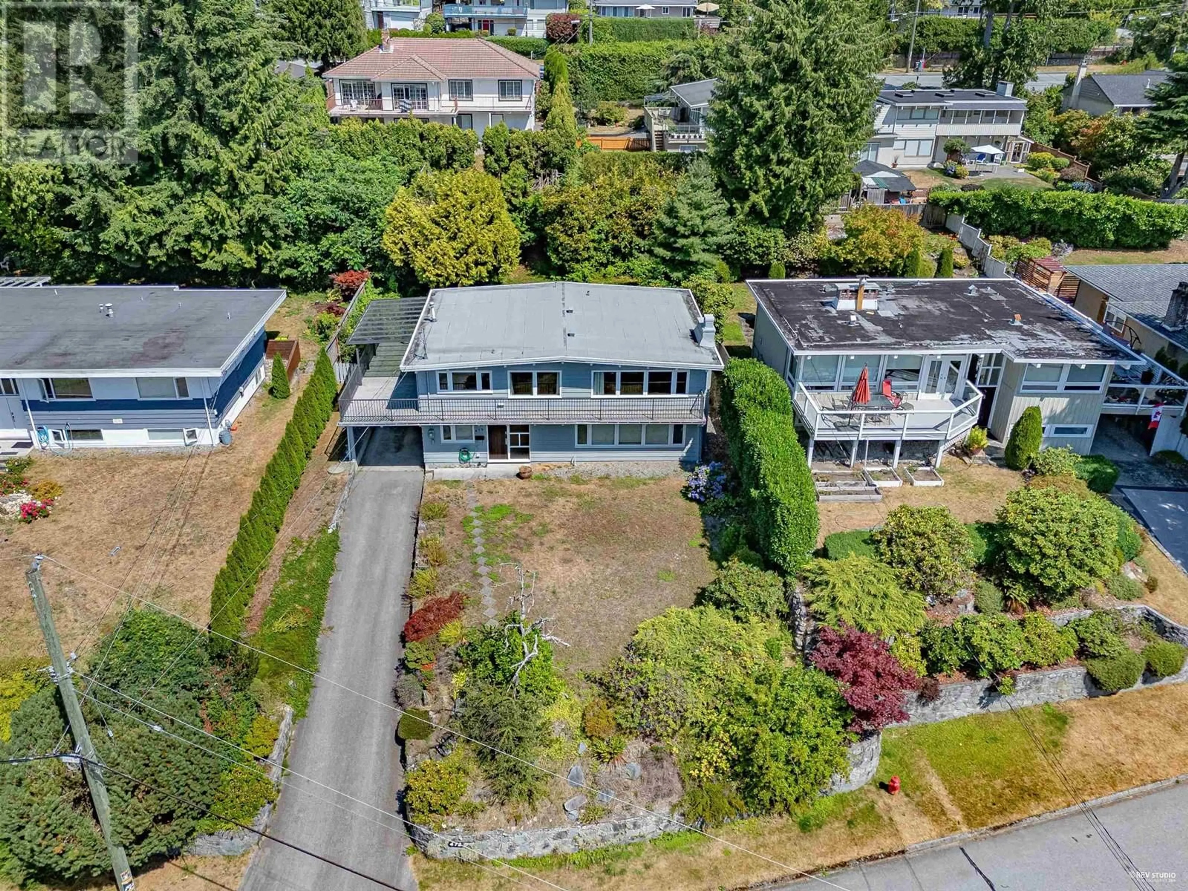 A pic from outside/outdoor area/front of a property/back of a property/a pic from drone, street for 472 CRESTWOOD AVENUE, North Vancouver British Columbia V7N3C3