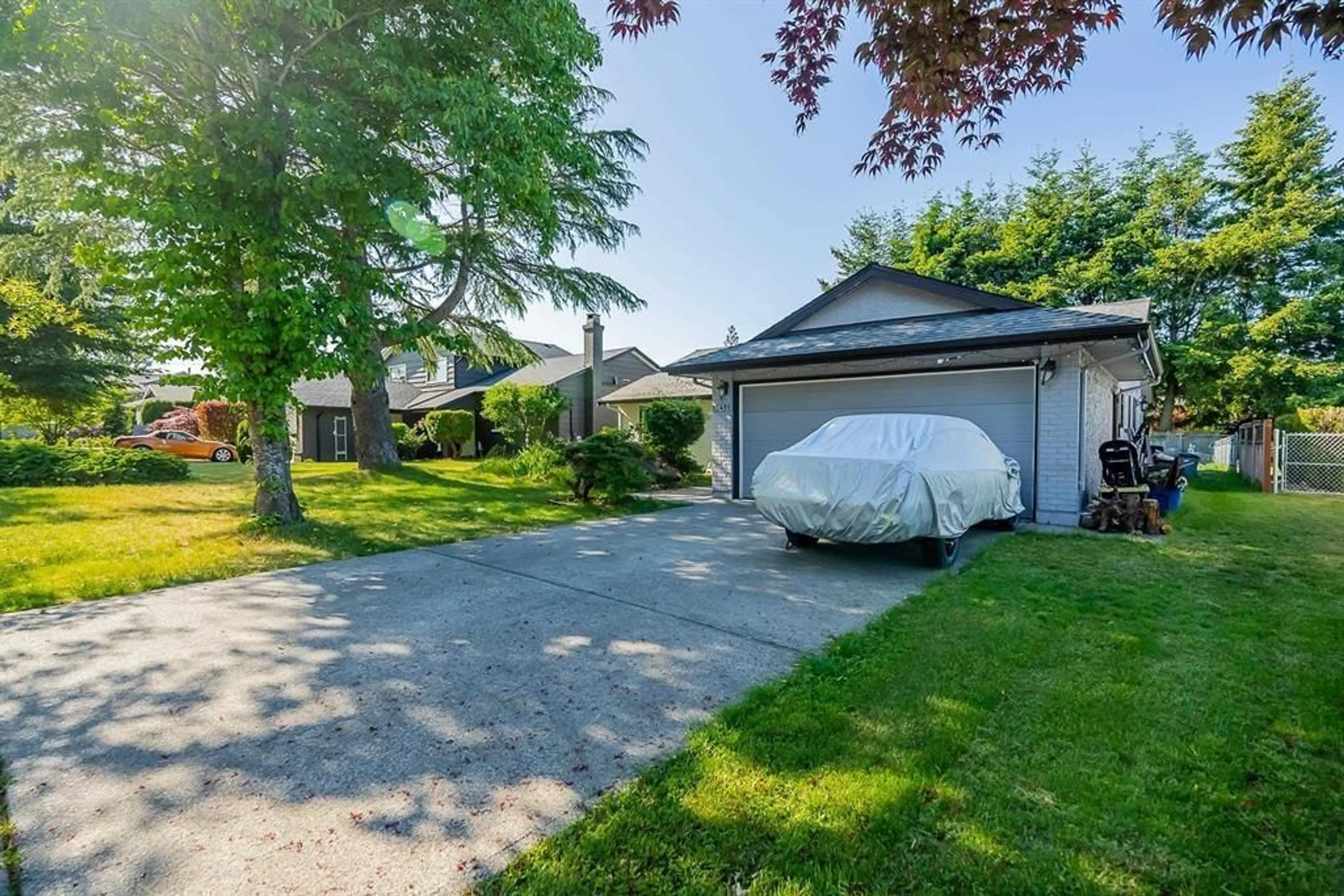A pic from outside/outdoor area/front of a property/back of a property/a pic from drone, street for 15491 ROPER, White Rock British Columbia V4B2G4
