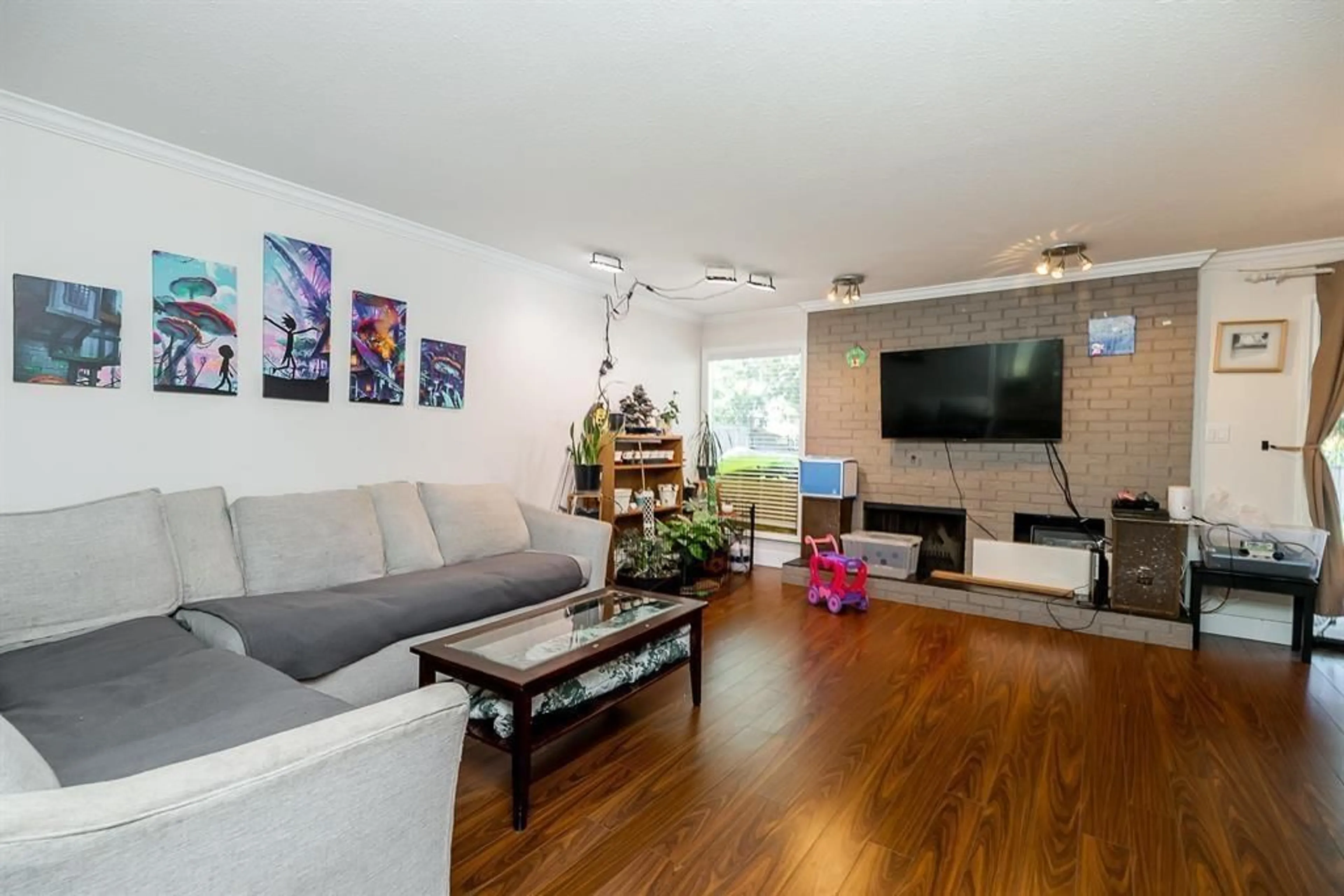 Living room with furniture, wood/laminate floor for 15491 ROPER, White Rock British Columbia V4B2G4