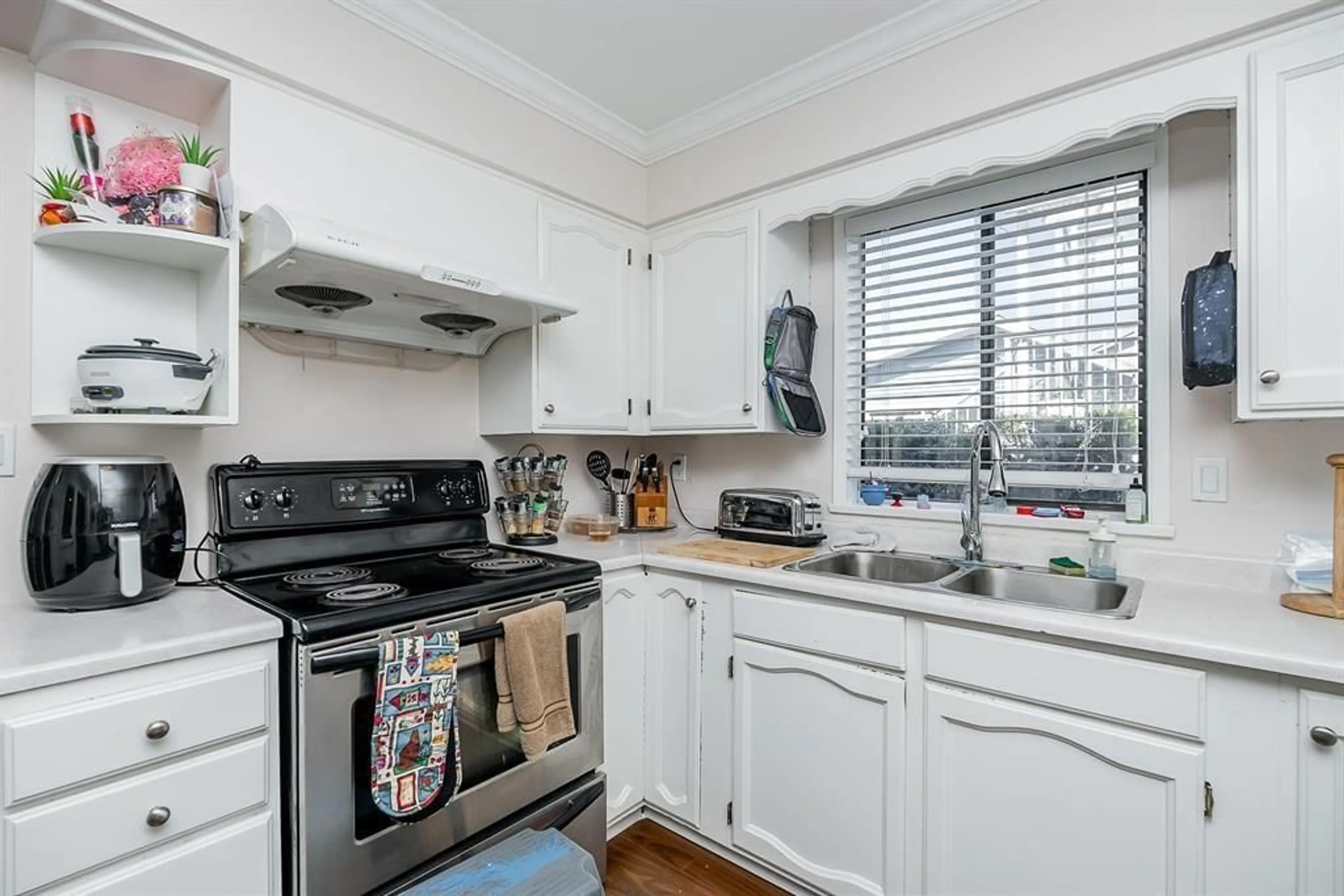 Standard kitchen, unknown for 15491 ROPER AVENUE AVENUE, White Rock British Columbia V4B2G4