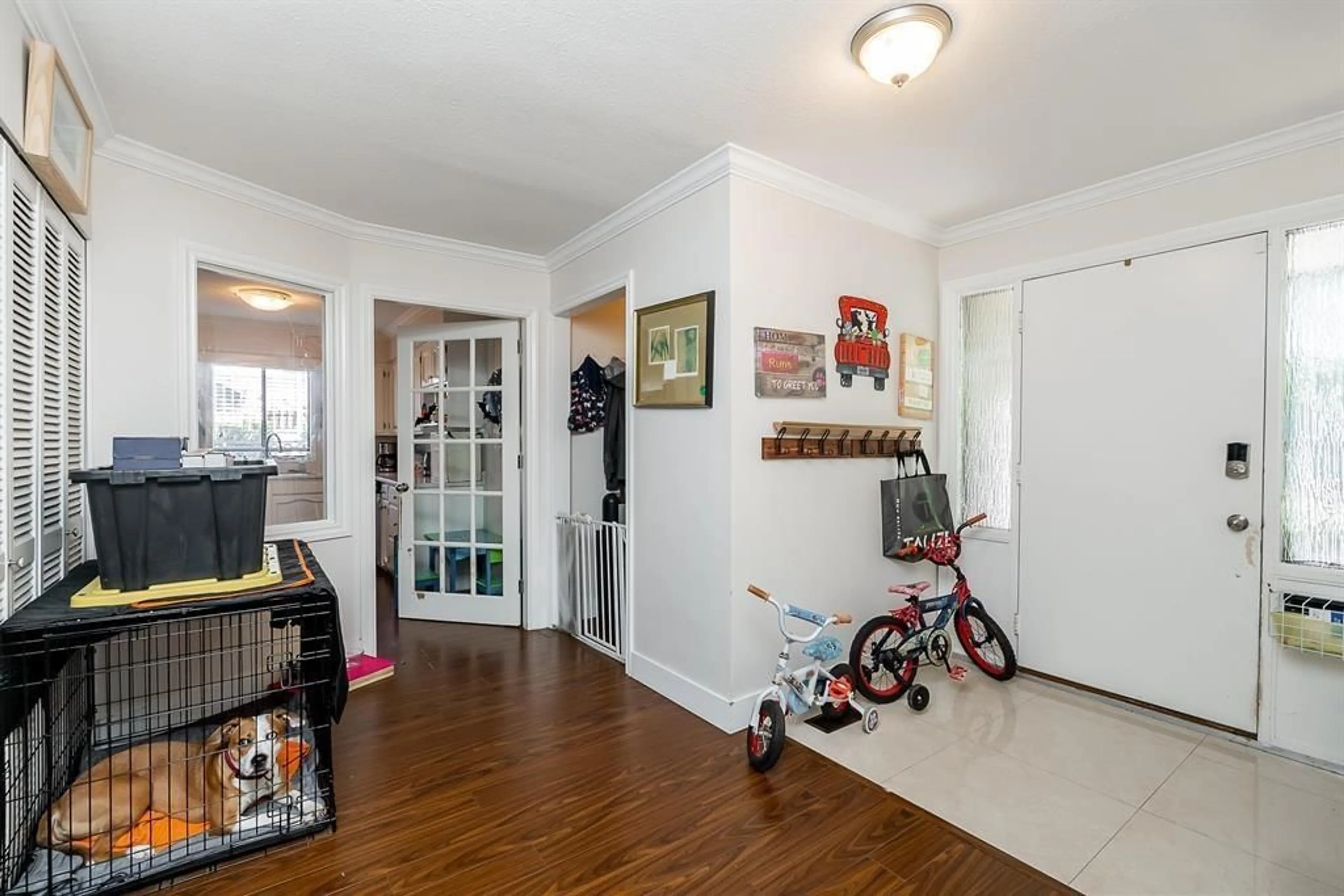 Indoor entryway for 15491 ROPER AVENUE AVENUE, White Rock British Columbia V4B2G4