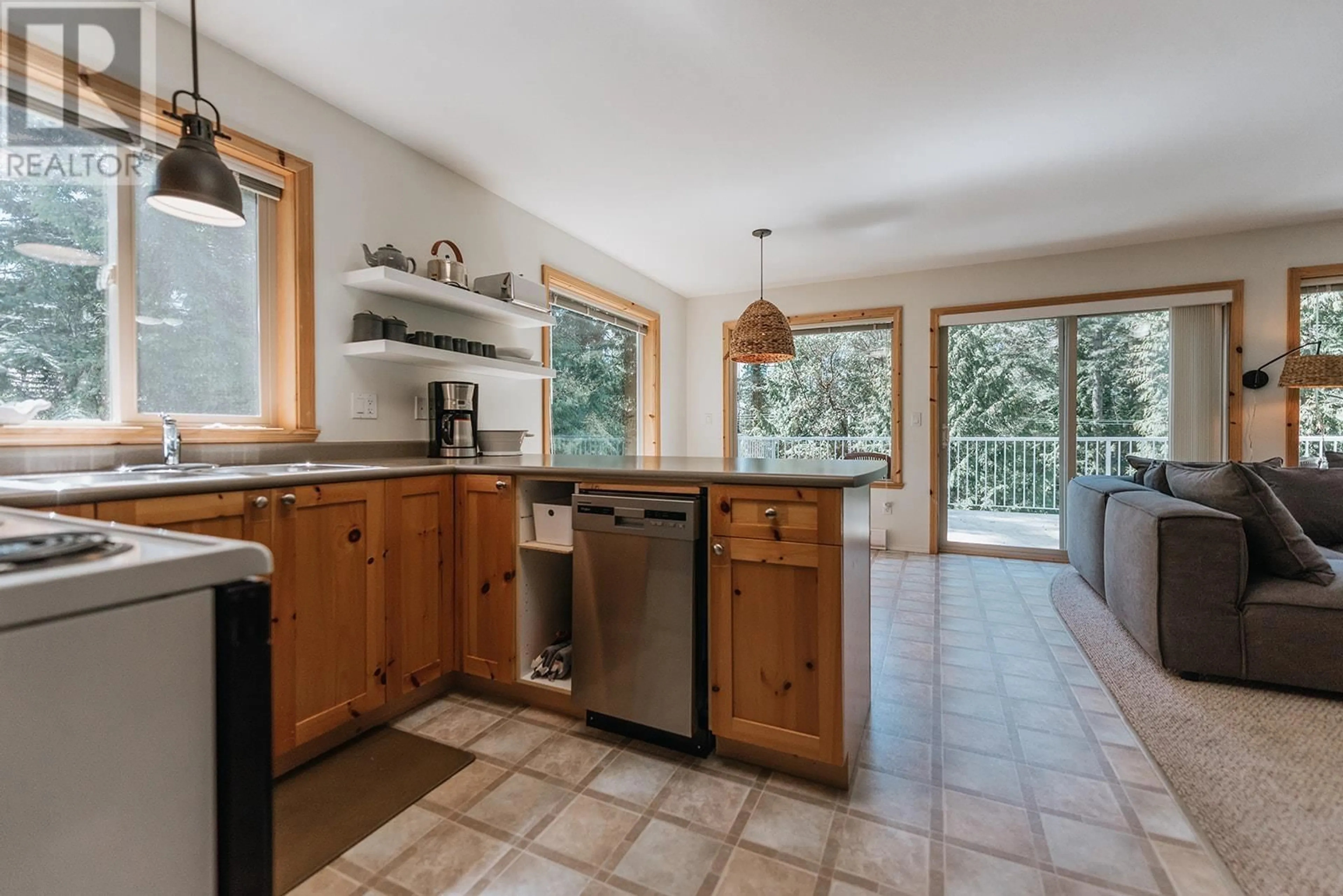 Open concept kitchen, ceramic/tile floor for 8650 REDROOFFS ROAD, Halfmoon Bay British Columbia V7Z1E7