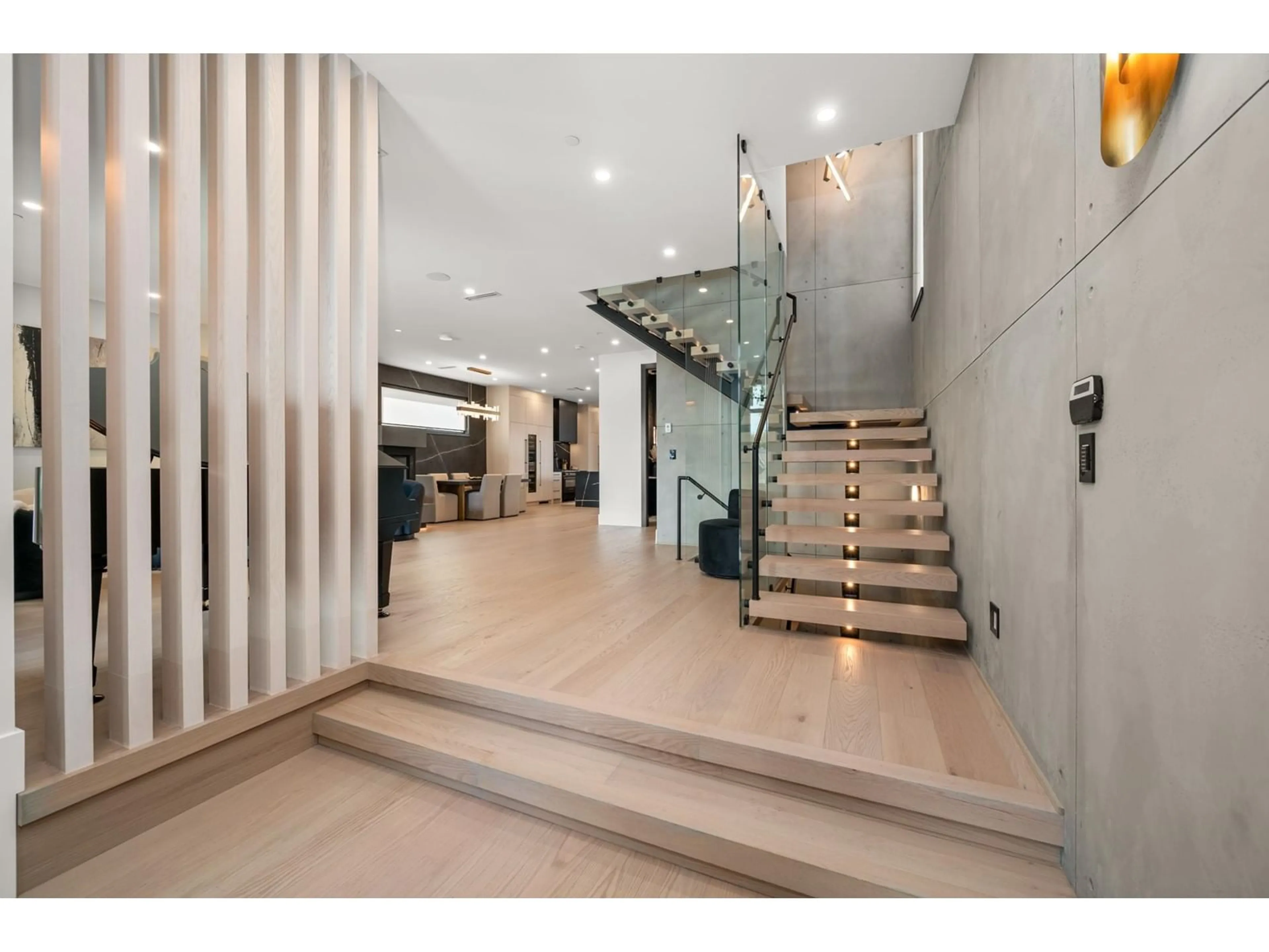 Indoor foyer for 1265 KENT, White Rock British Columbia V4B4T6