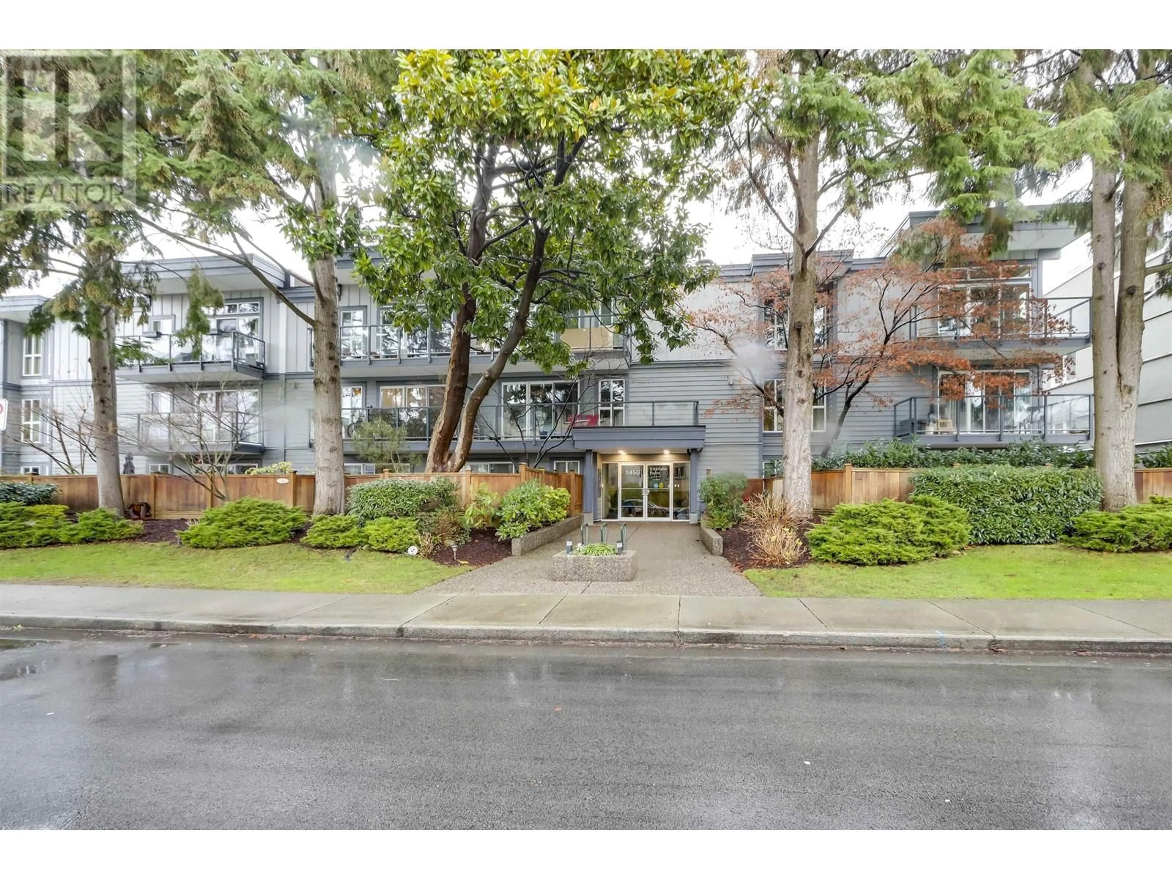 Indoor foyer for 207 1450 LABURNUM STREET, Vancouver British Columbia V6J3W3