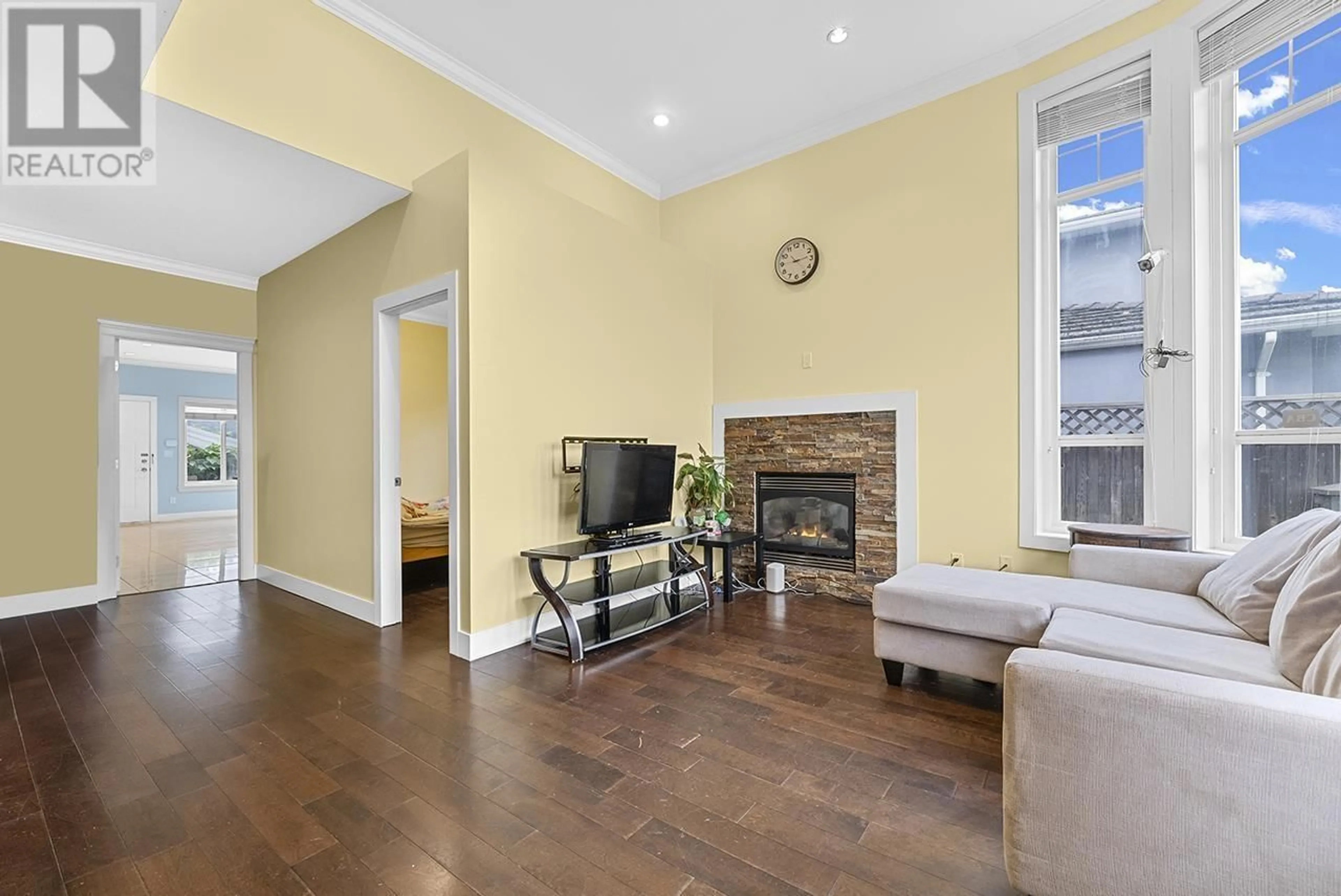 Living room with furniture, wood/laminate floor for 305 STRATFORD AVENUE, Burnaby British Columbia V5B3X7