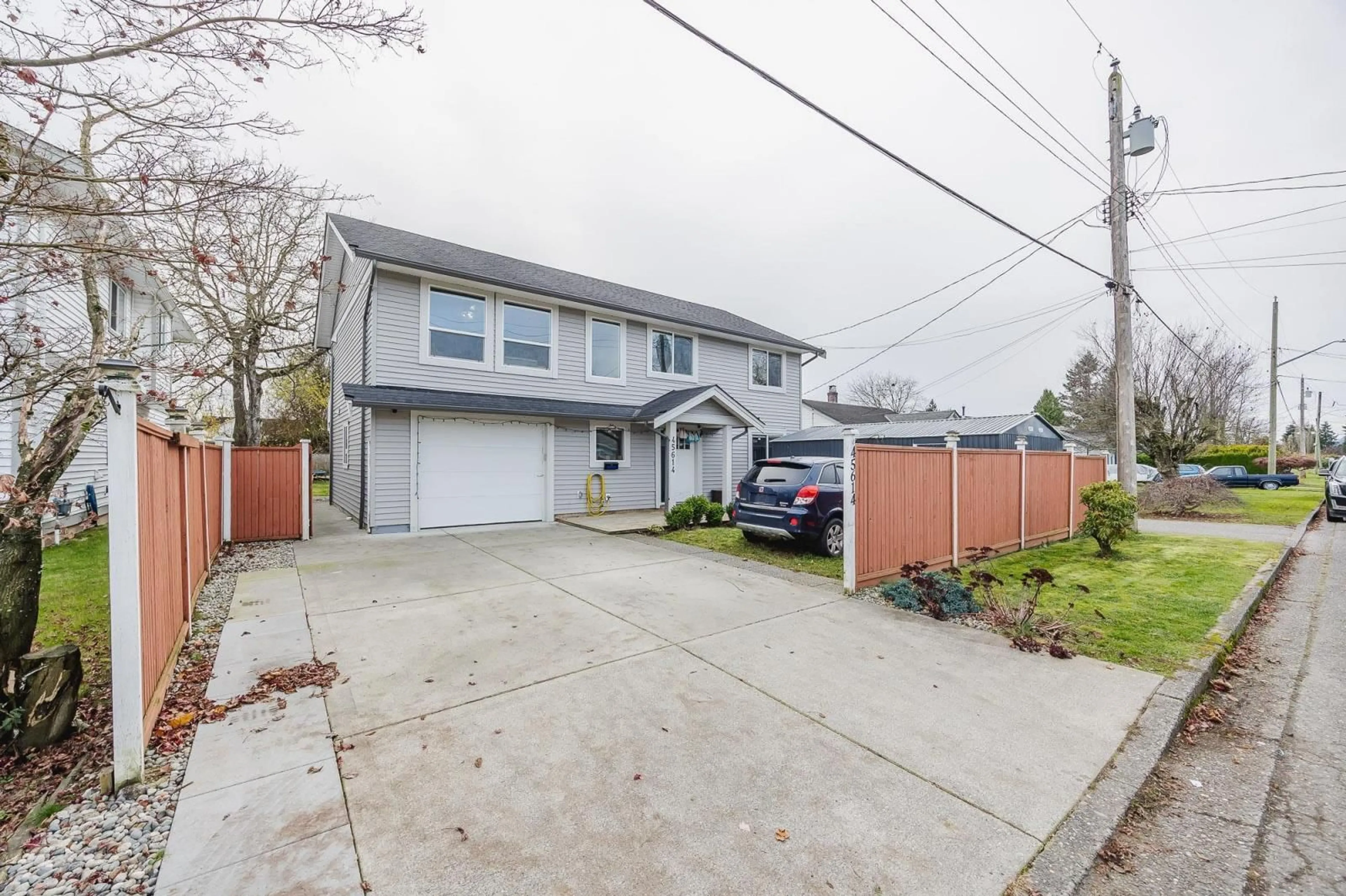 A pic from outside/outdoor area/front of a property/back of a property/a pic from drone, street for 45614 HERRON AVENUE|Chilliwack Proper We, Chilliwack British Columbia V2P3G9