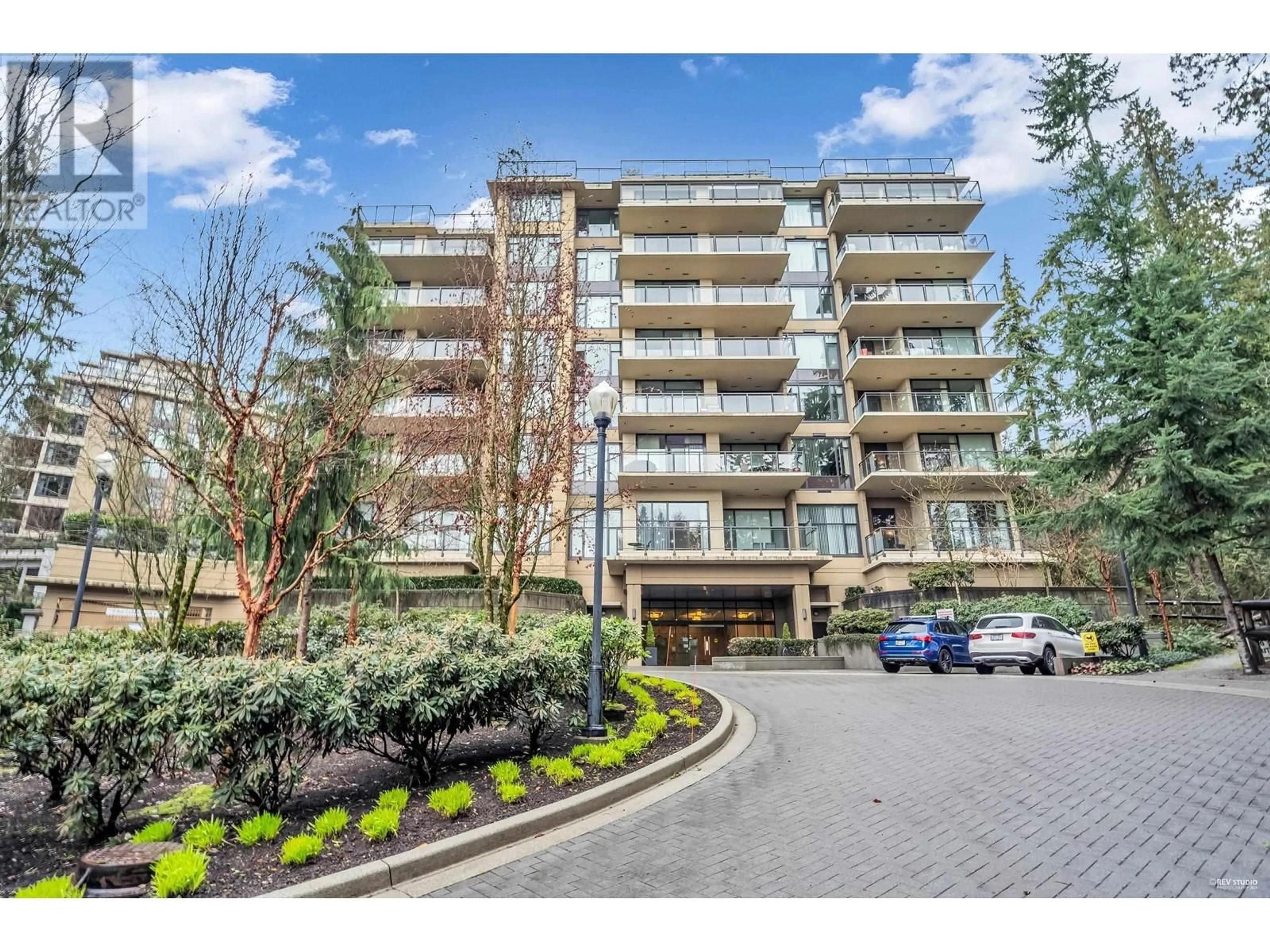 Indoor foyer for 707 1415 PARKWAY BOULEVARD, Coquitlam British Columbia V3E0C7