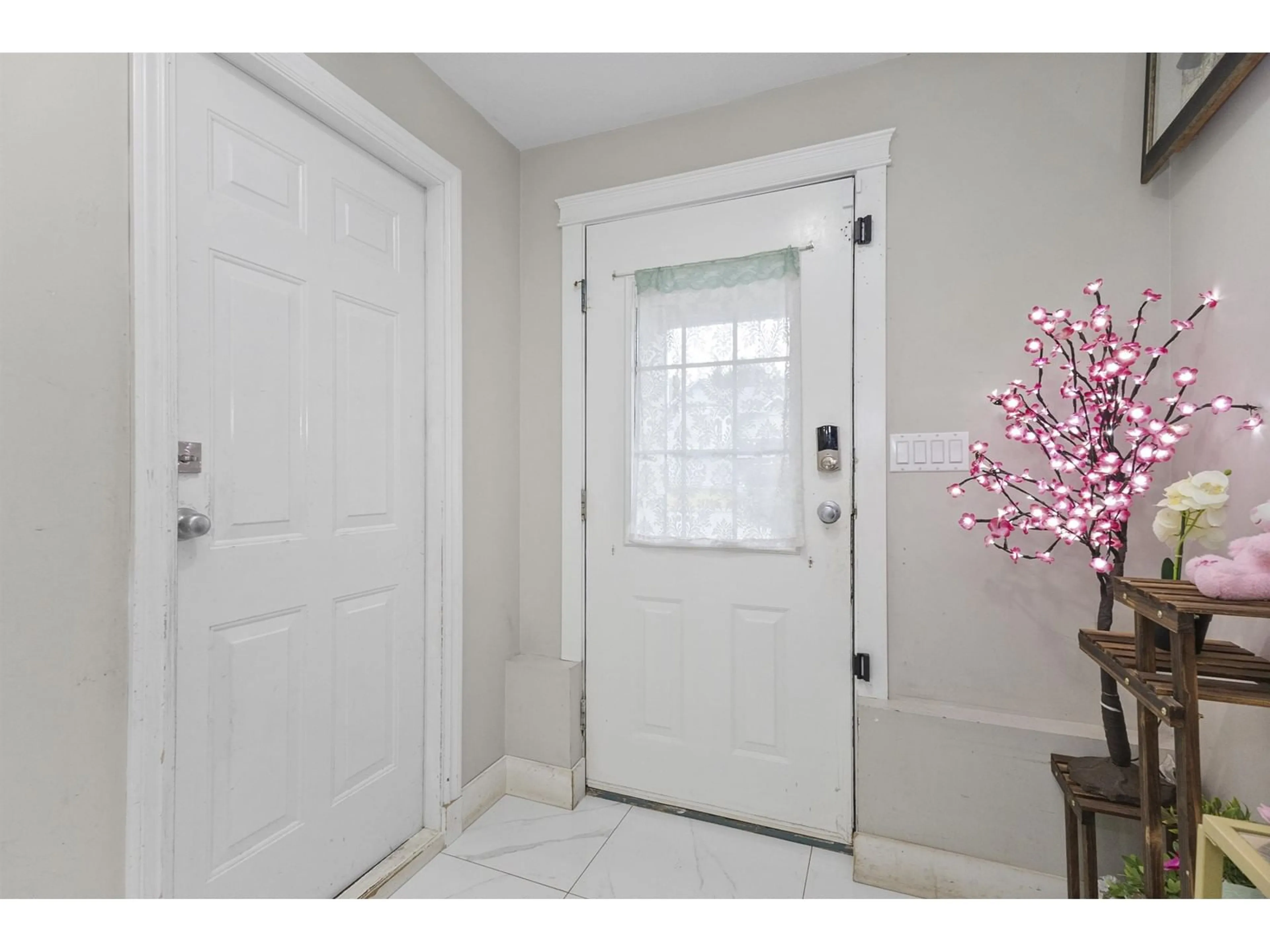 Indoor entryway for 2764 MCCURDY PLACE, Abbotsford British Columbia V2T5L2