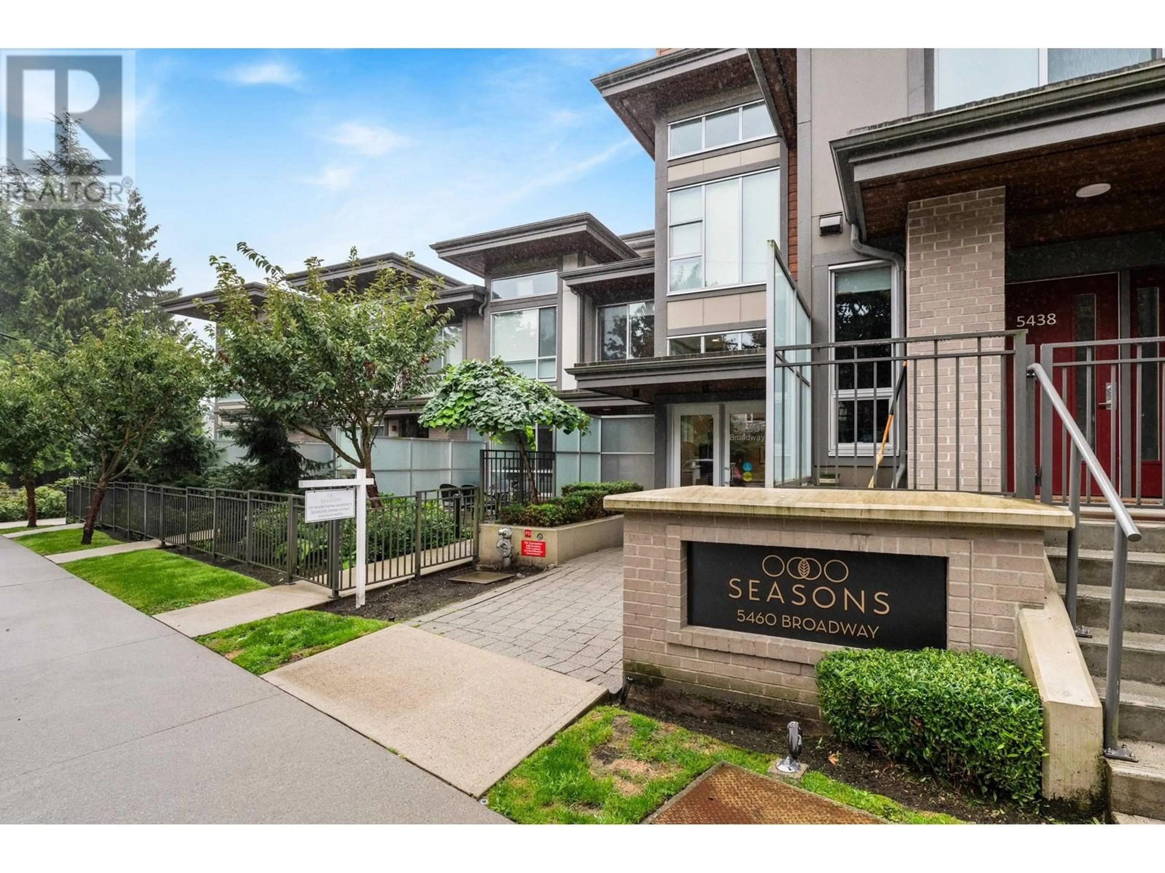 Indoor foyer for 201 5460 BROADWAY, Burnaby British Columbia V5B0B4