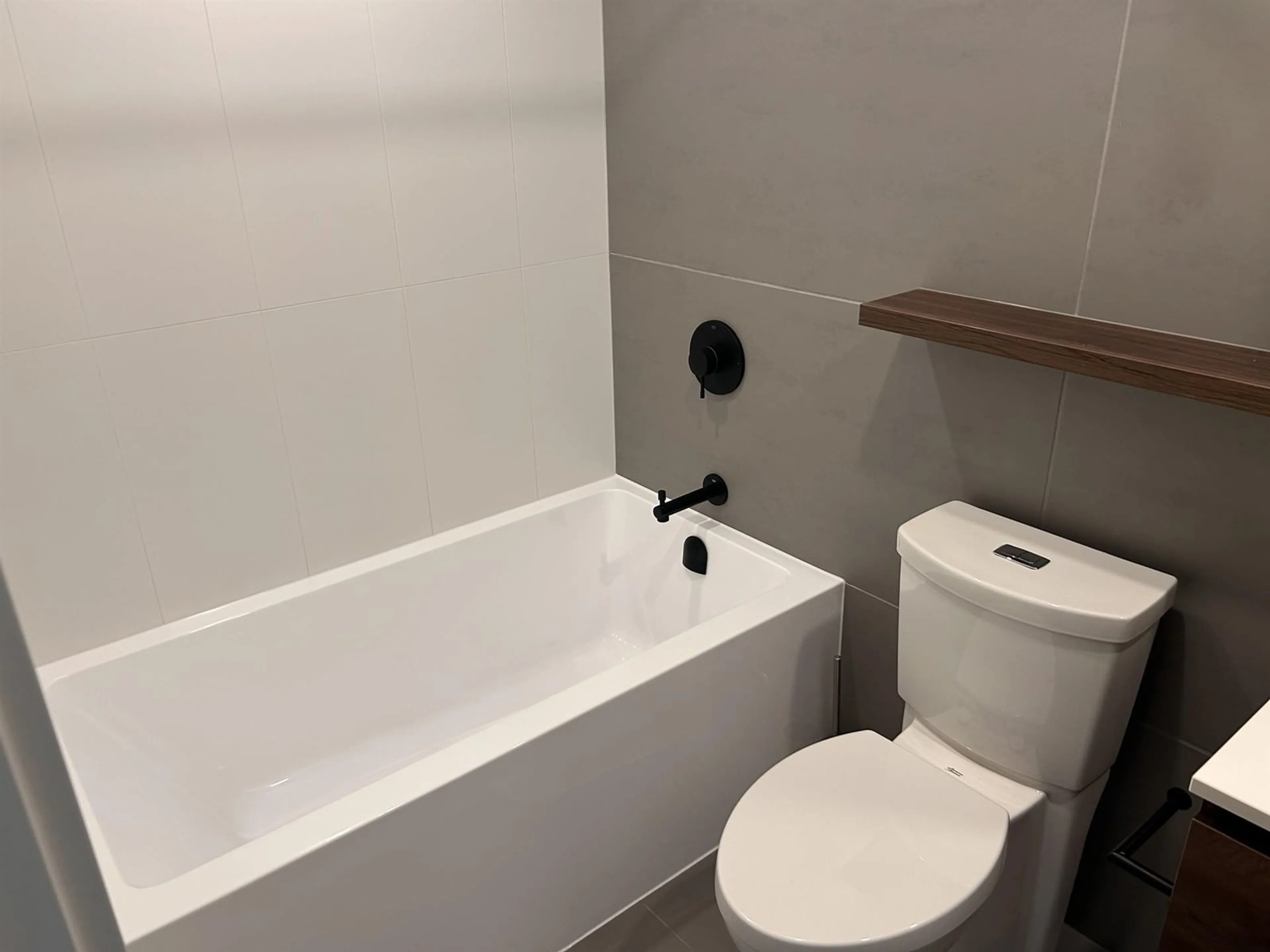 Standard bathroom, unknown for 3106 10448 UNIVERSITY DRIVE, Surrey British Columbia V3T0S7