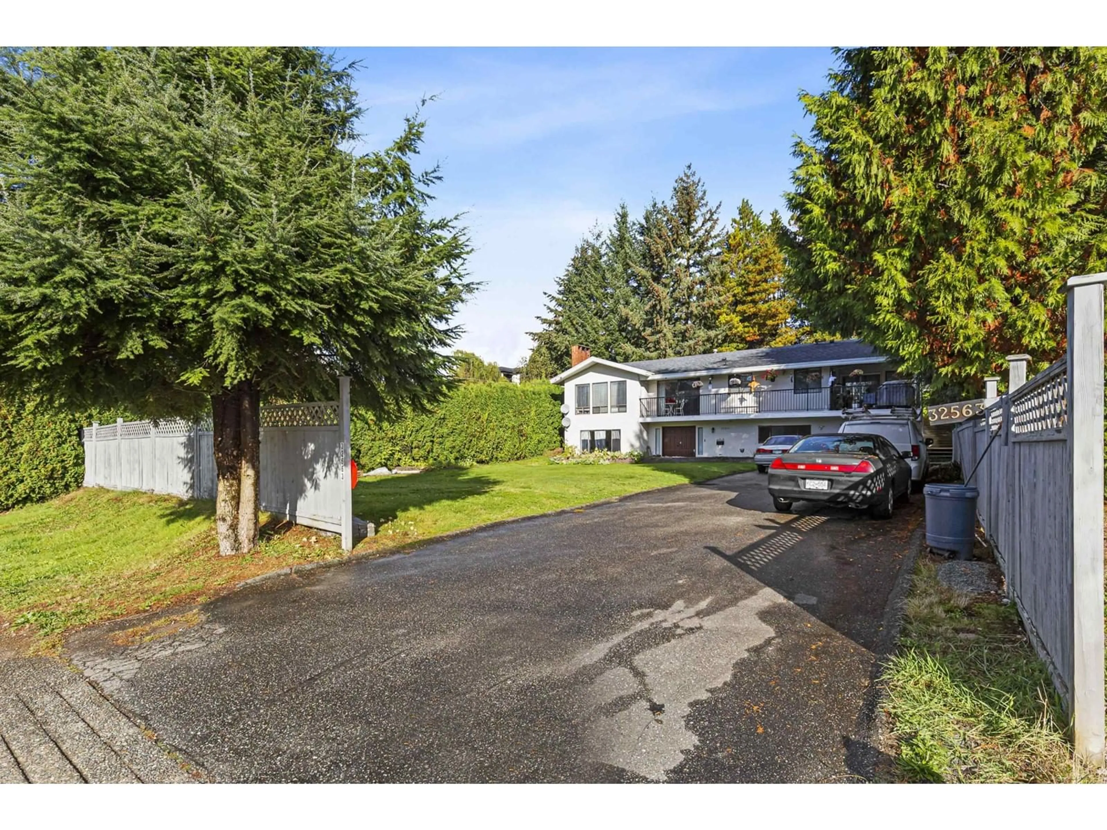 A pic from outside/outdoor area/front of a property/back of a property/a pic from drone, street for 32563 7TH AVENUE, Mission British Columbia V2V2B8