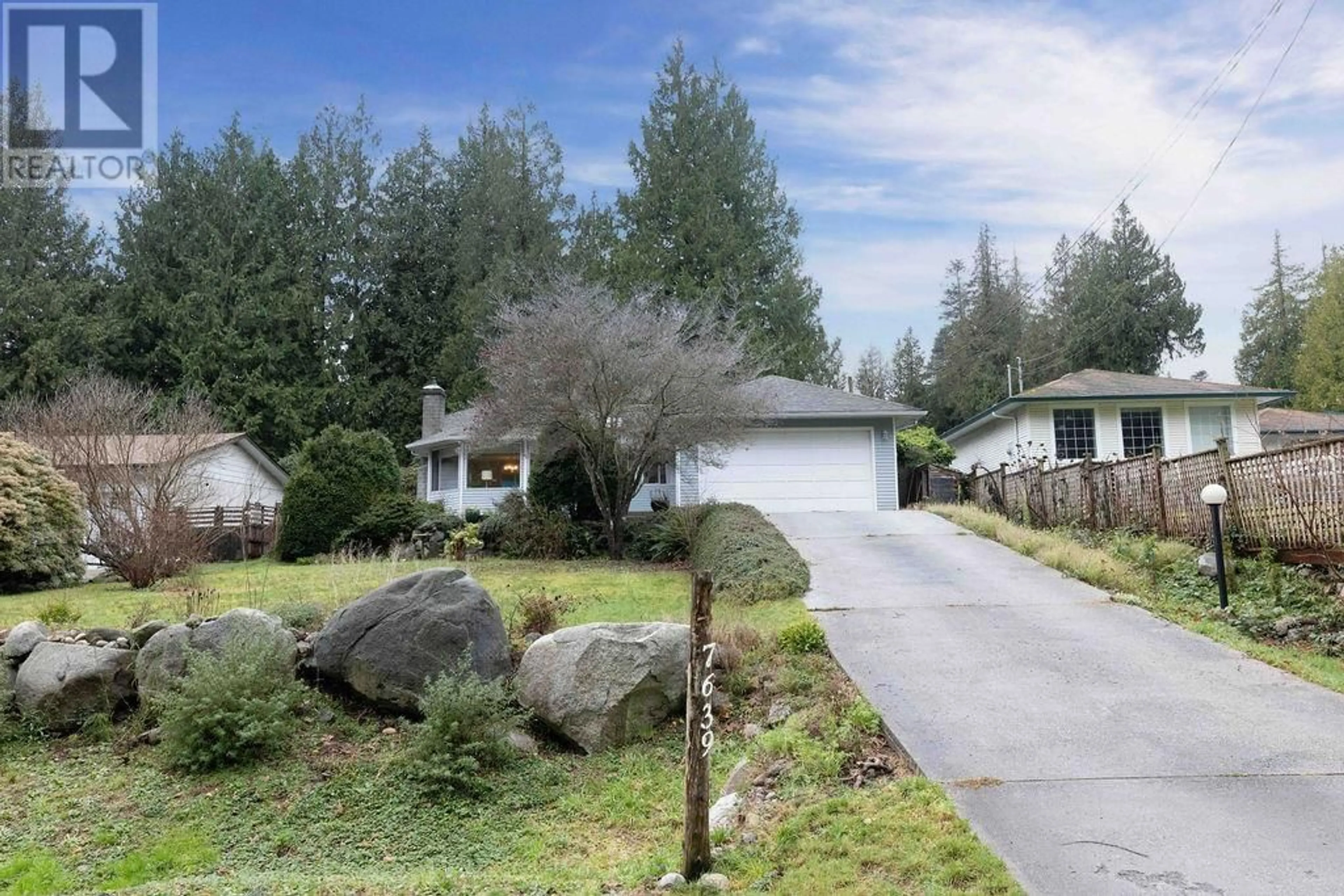 A pic from outside/outdoor area/front of a property/back of a property/a pic from drone, street for 7639 EUREKA AVENUE, Halfmoon Bay British Columbia V7Z1A1