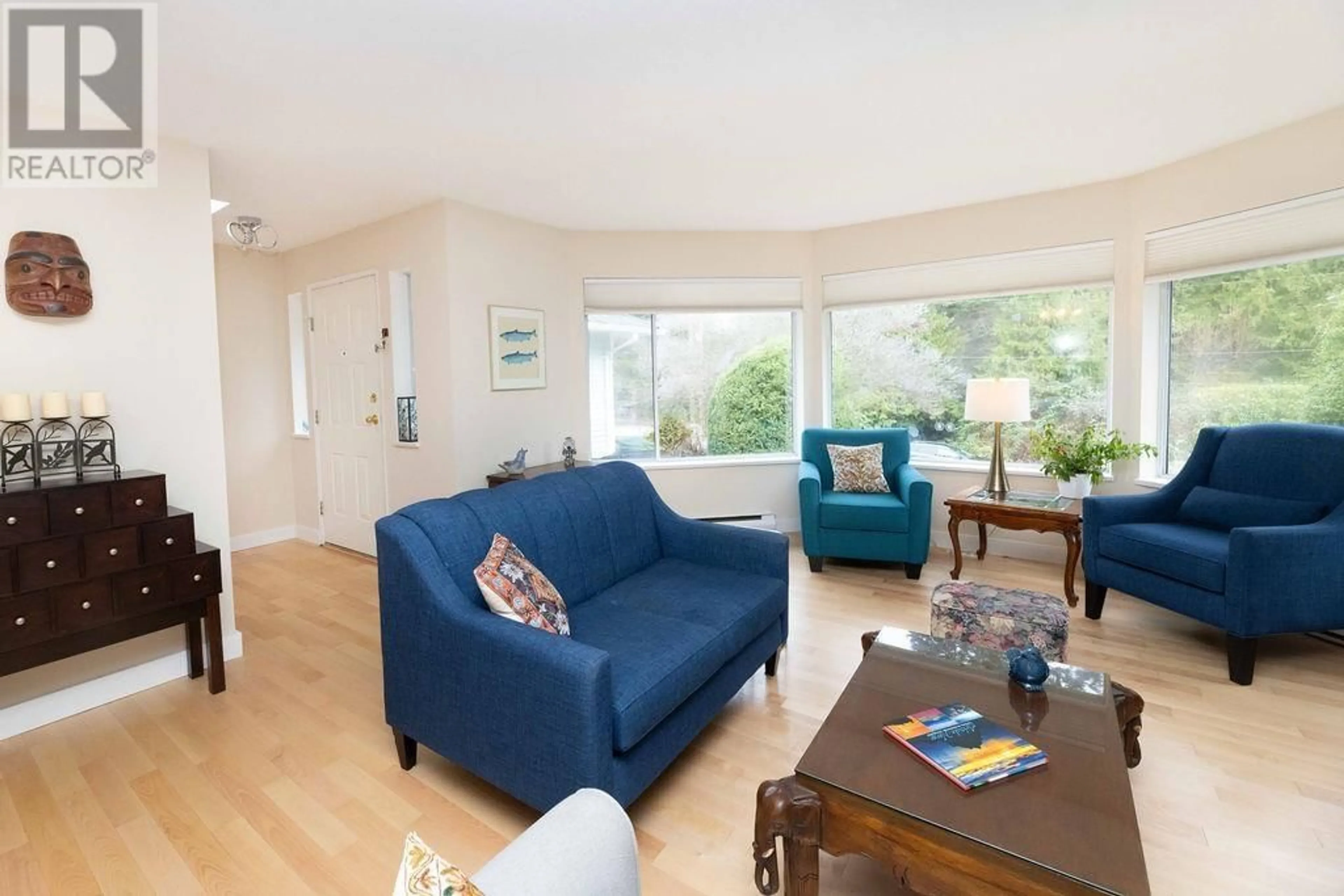 Living room with furniture, wood/laminate floor for 7639 EUREKA AVENUE, Halfmoon Bay British Columbia V7Z1A1