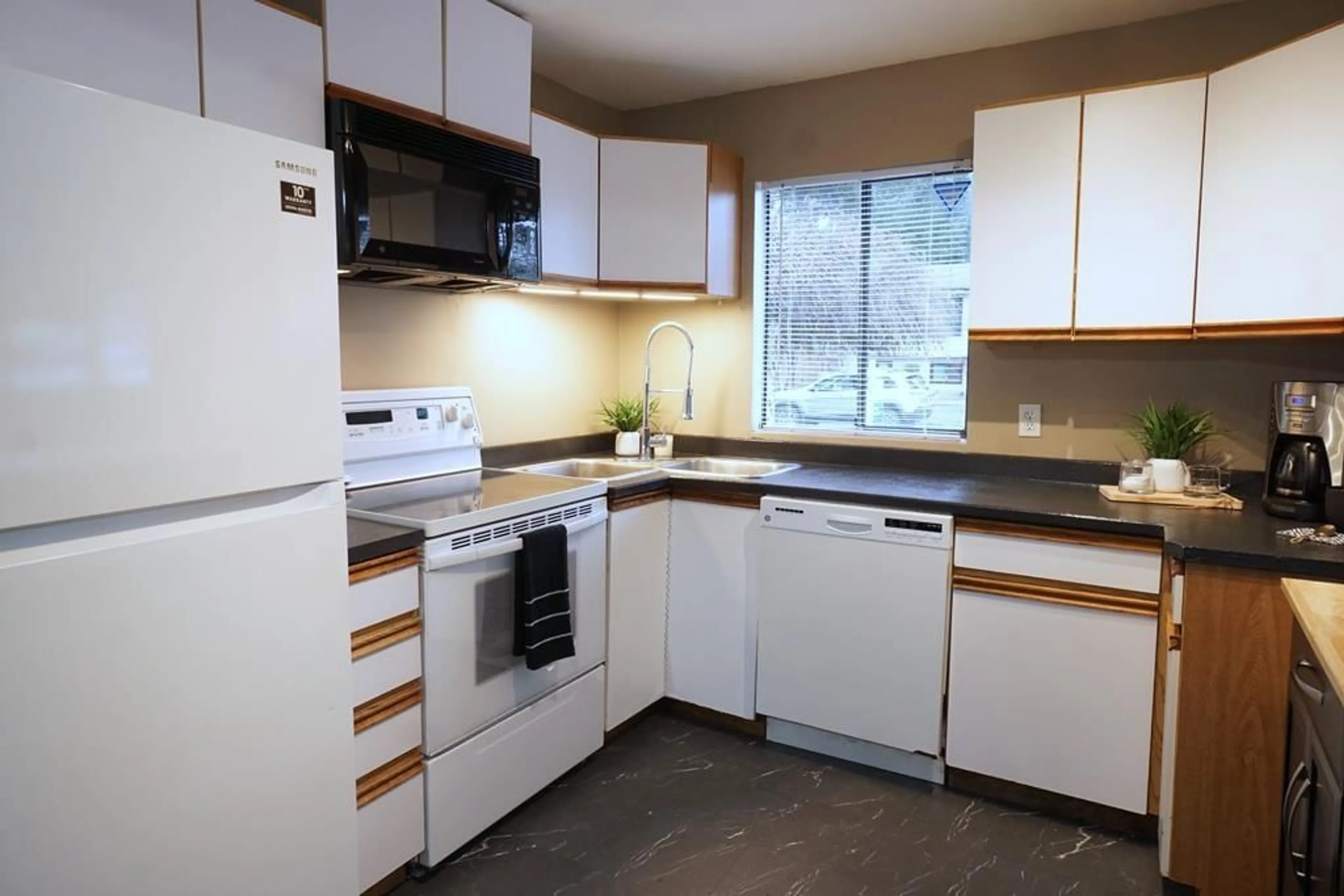 Standard kitchen, unknown for 19966 52 AVENUE, Langley British Columbia V3A6T1