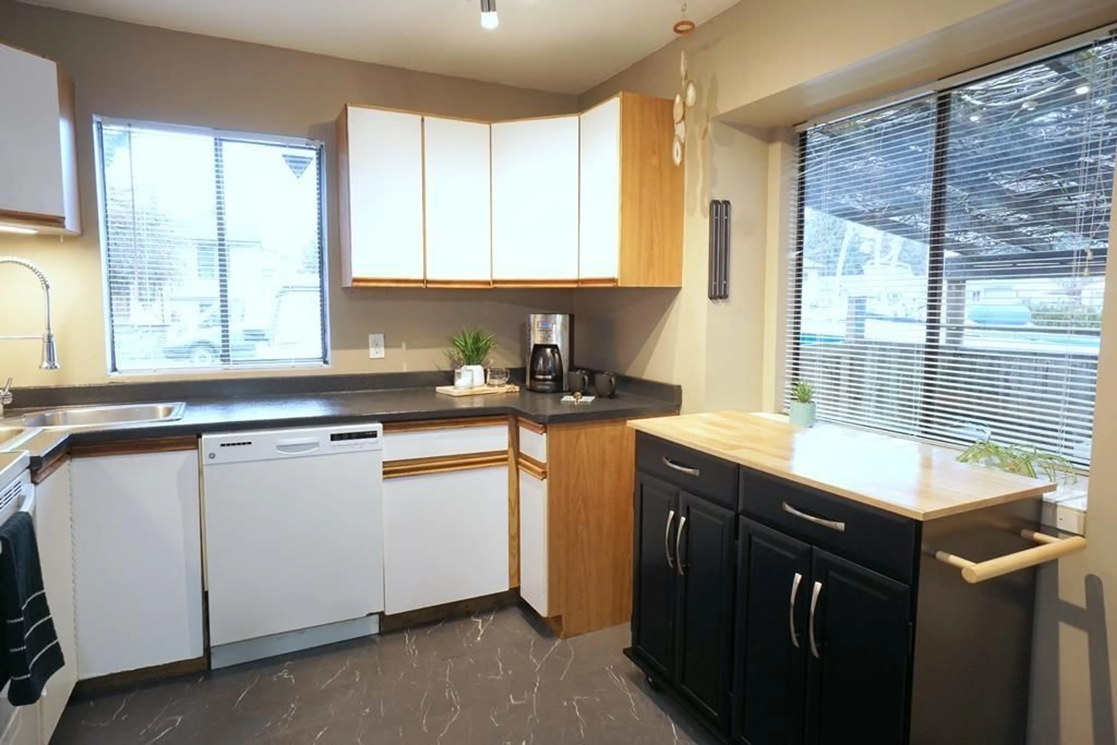 Standard kitchen, unknown for 19966 52 AVENUE, Langley British Columbia V3A6T1