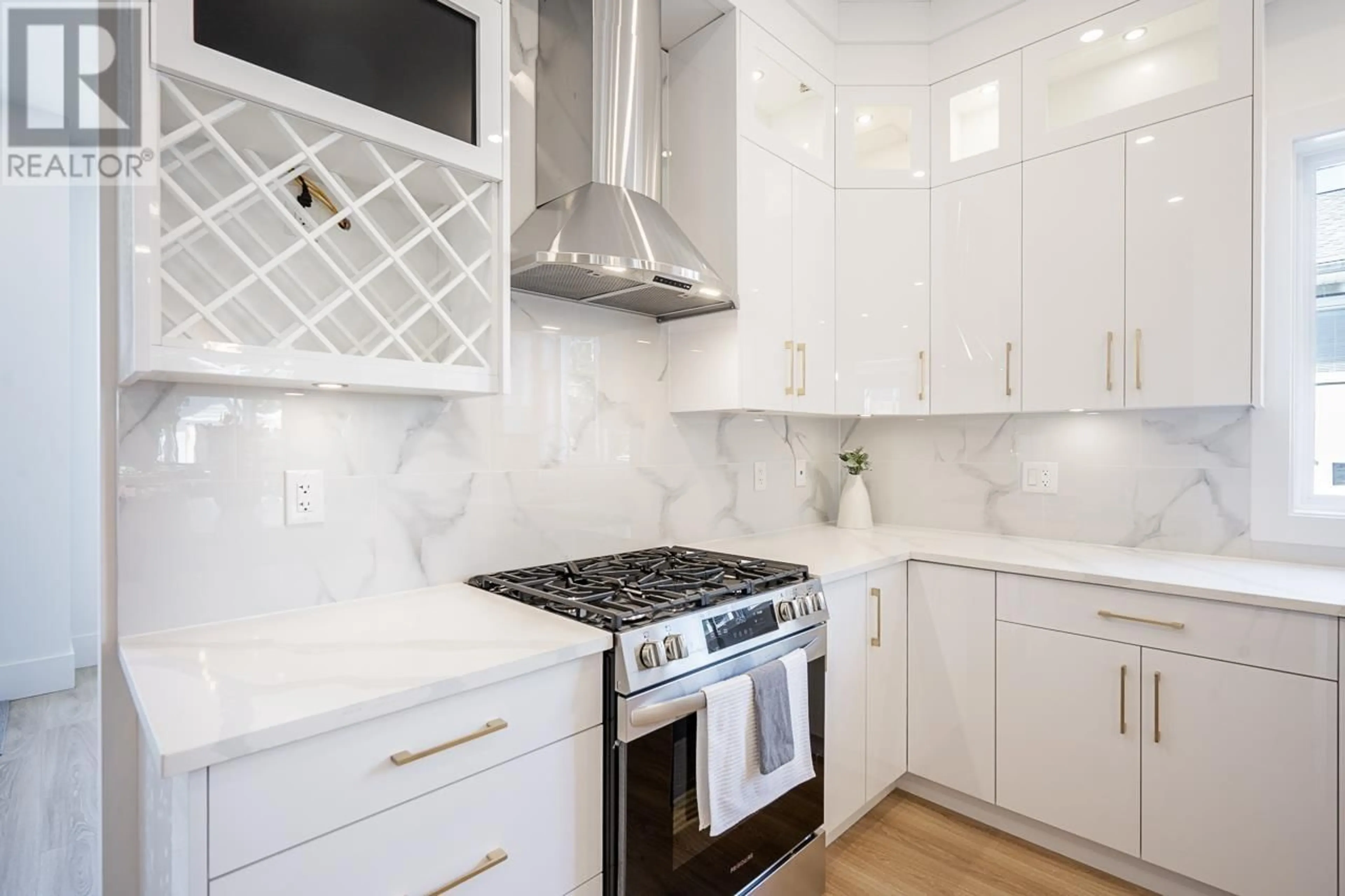 Contemporary kitchen, ceramic/tile floor for 1 122 EIGHTH AVENUE, New Westminster British Columbia V3L1X8