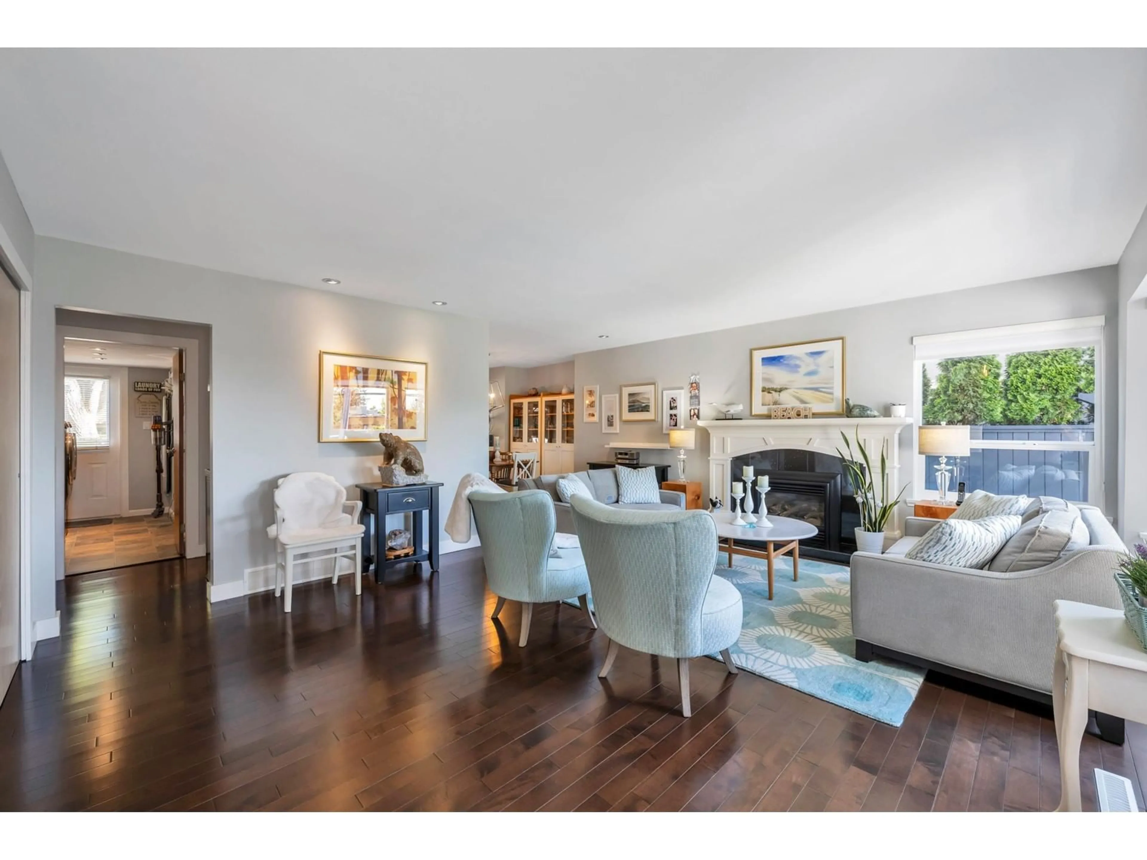 Living room with furniture, wood/laminate floor for 15627 BUENA VISTA AVENUE, White Rock British Columbia V4B1Z3