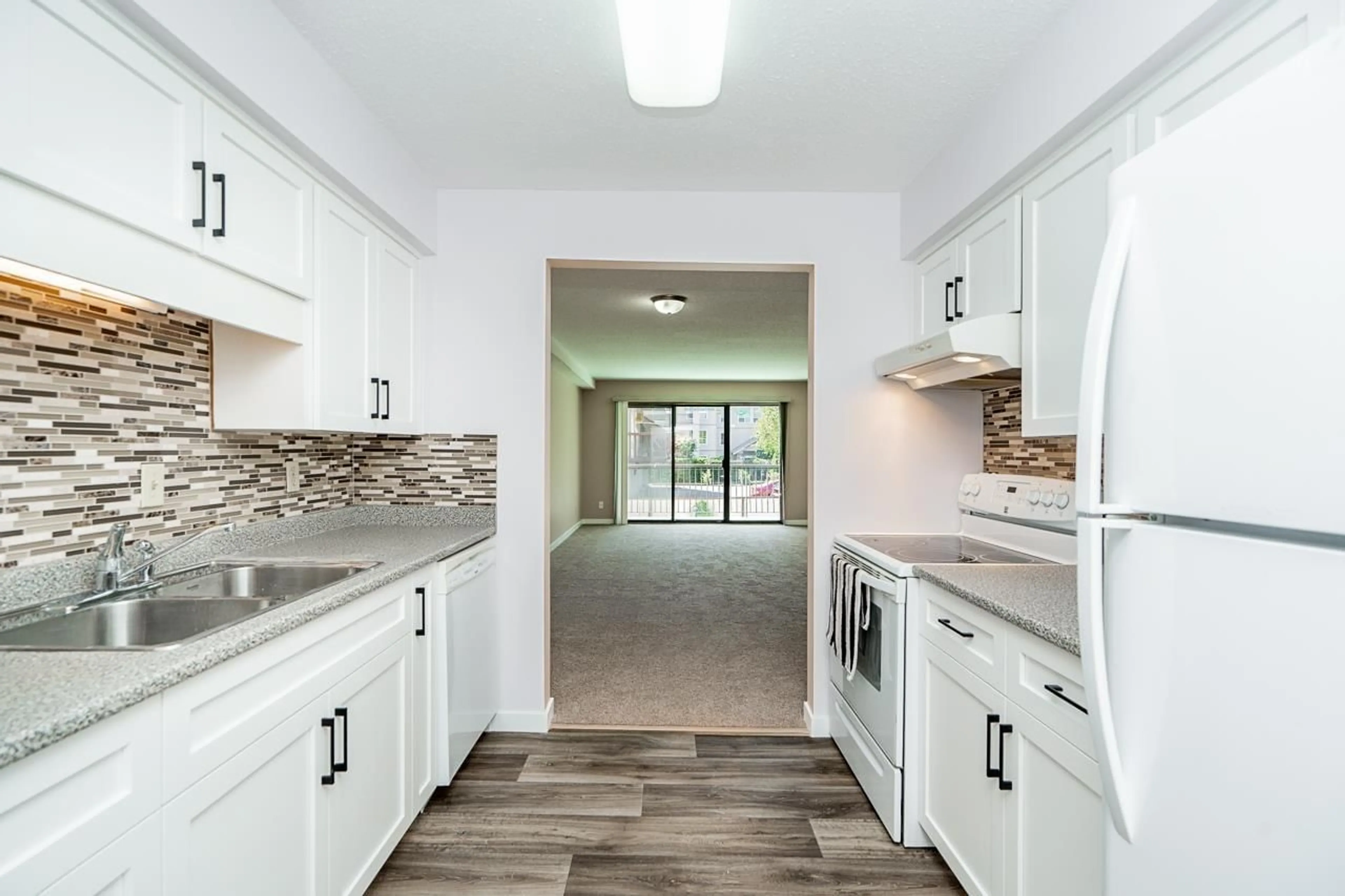 Standard kitchen, ceramic/tile floor for 109 32055 OLD YALE ROAD, Abbotsford British Columbia V2T2C8