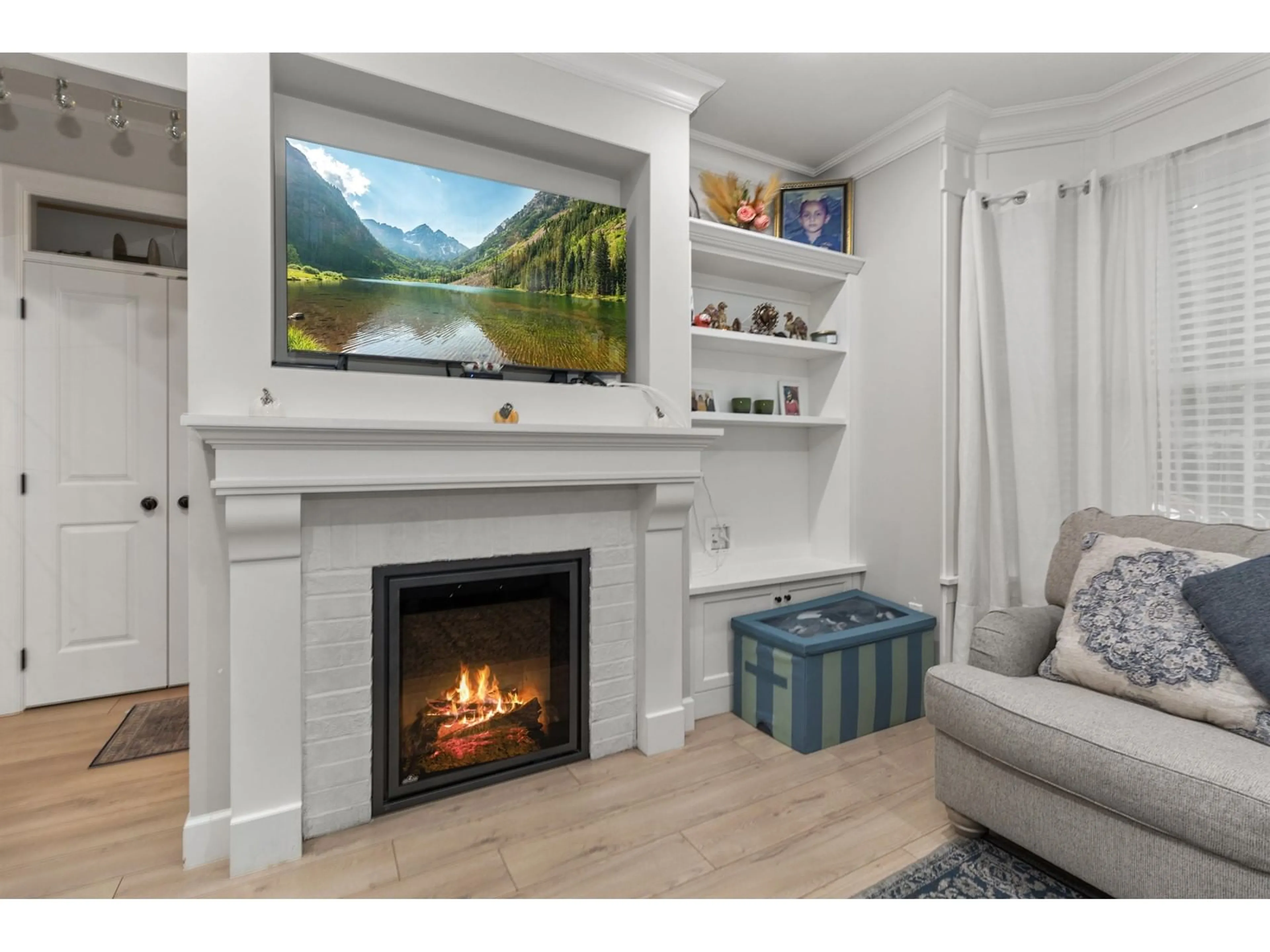 Living room with furniture, wood/laminate floor for 21 33460 LYNN AVENUE, Abbotsford British Columbia V2S0H6