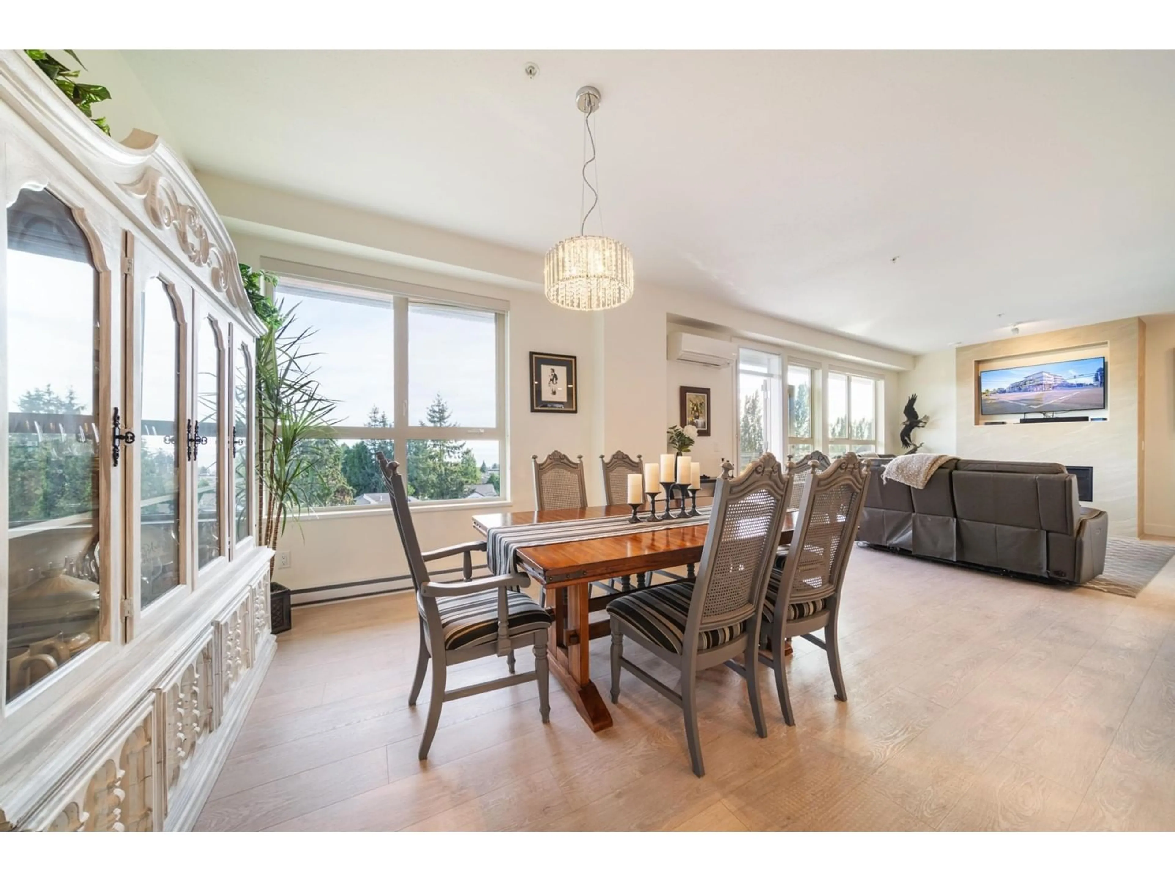 Dining room, wood/laminate floor for 503 - 14022 NORTH BLUFF RD, White Rock British Columbia V4B0B7