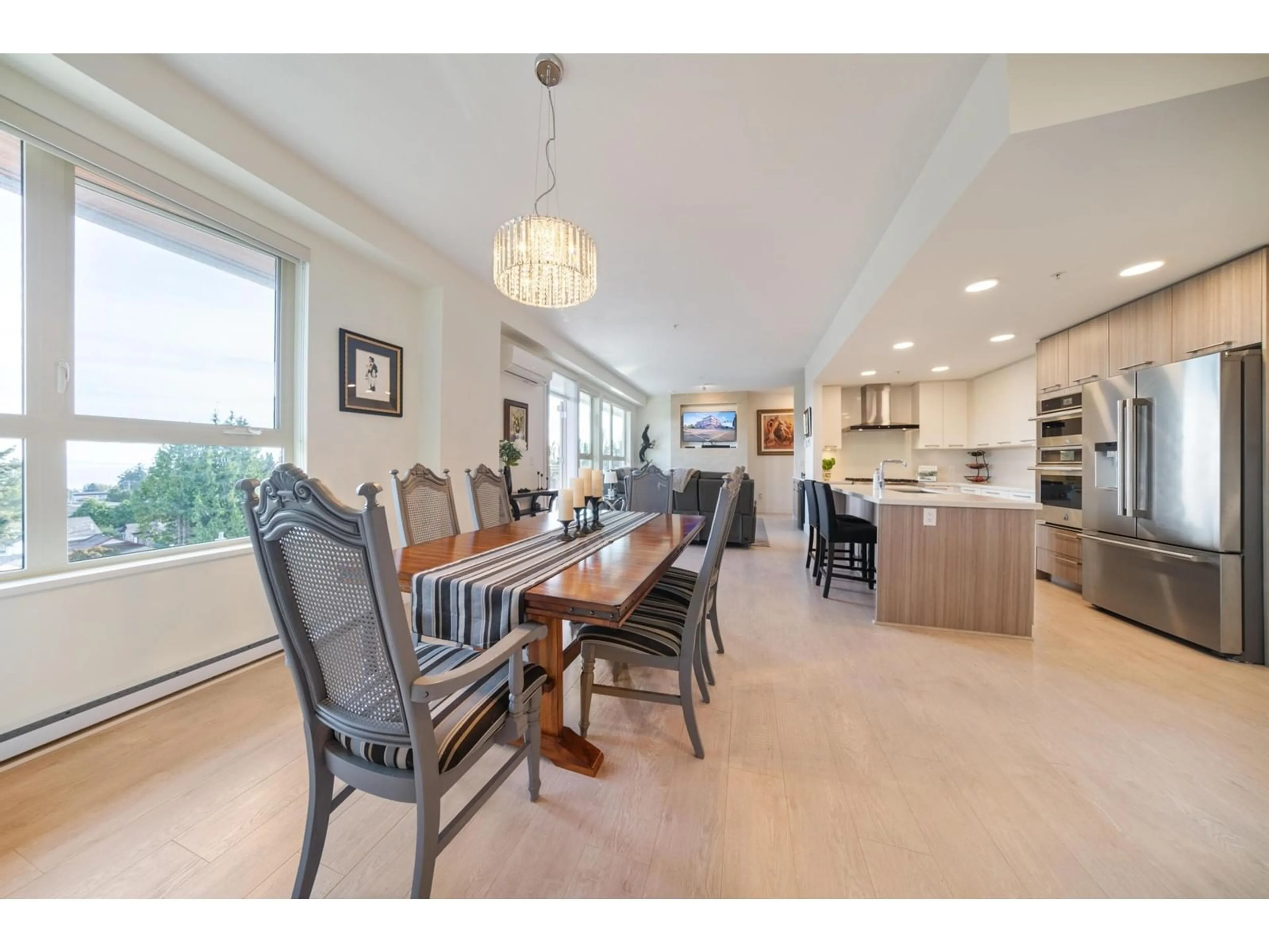 Open concept kitchen, wood/laminate floor for 503 - 14022 NORTH BLUFF RD, White Rock British Columbia V4B0B7