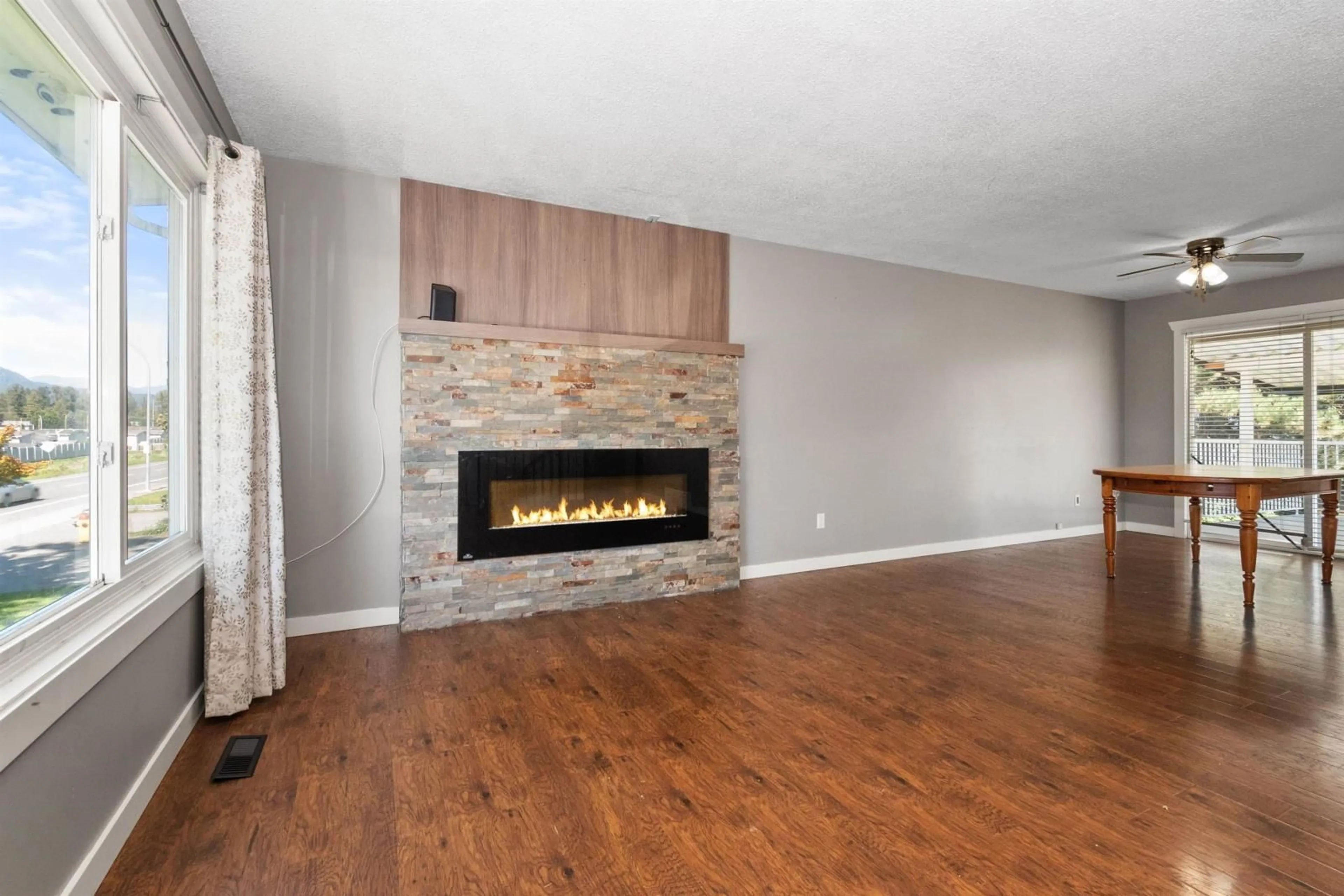 Living room with furniture, wood/laminate floor for 8980 ASHWELL ROAD|Chilliwack Proper West, Chilliwack British Columbia V2P6W4