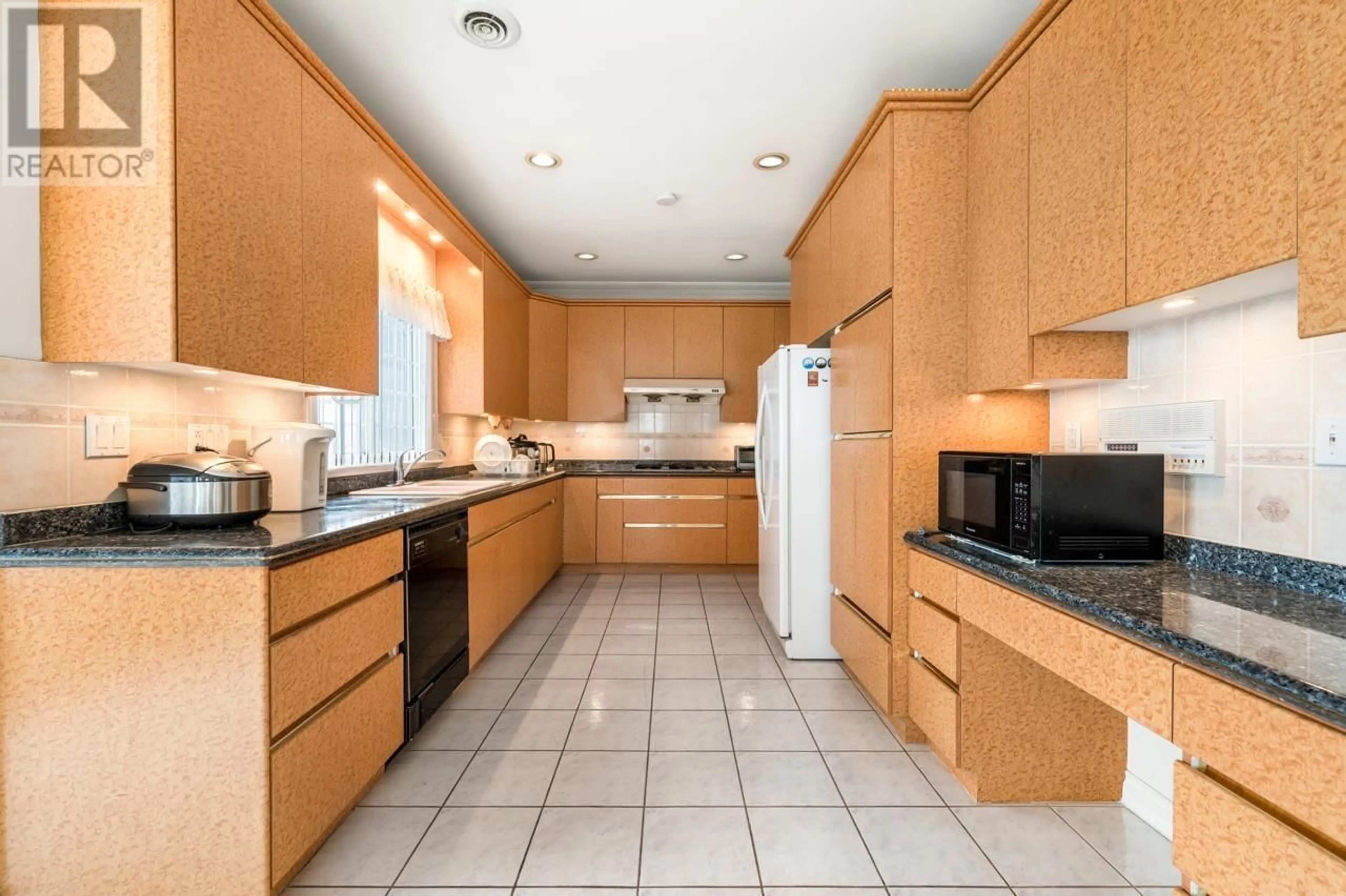 Standard kitchen, ceramic/tile floor for 5698 CLINTON STREET, Burnaby British Columbia V5J2M1