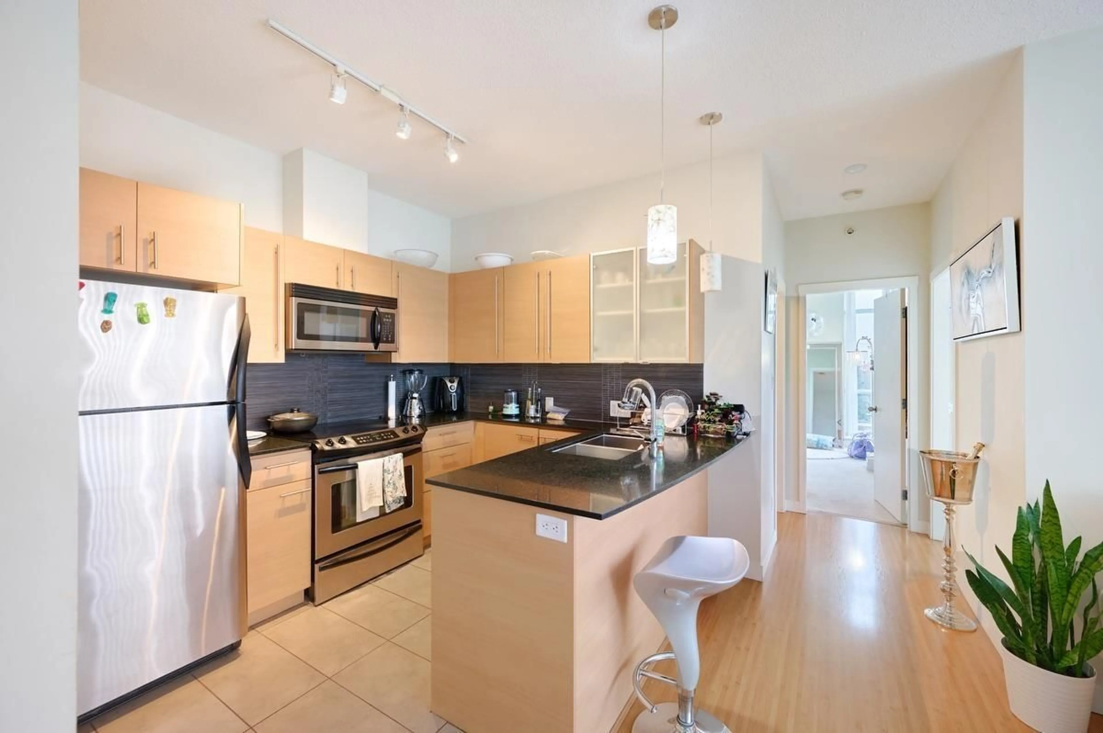 Open concept kitchen, unknown for 808 13399 104 AVENUE, Surrey British Columbia V3T0C9