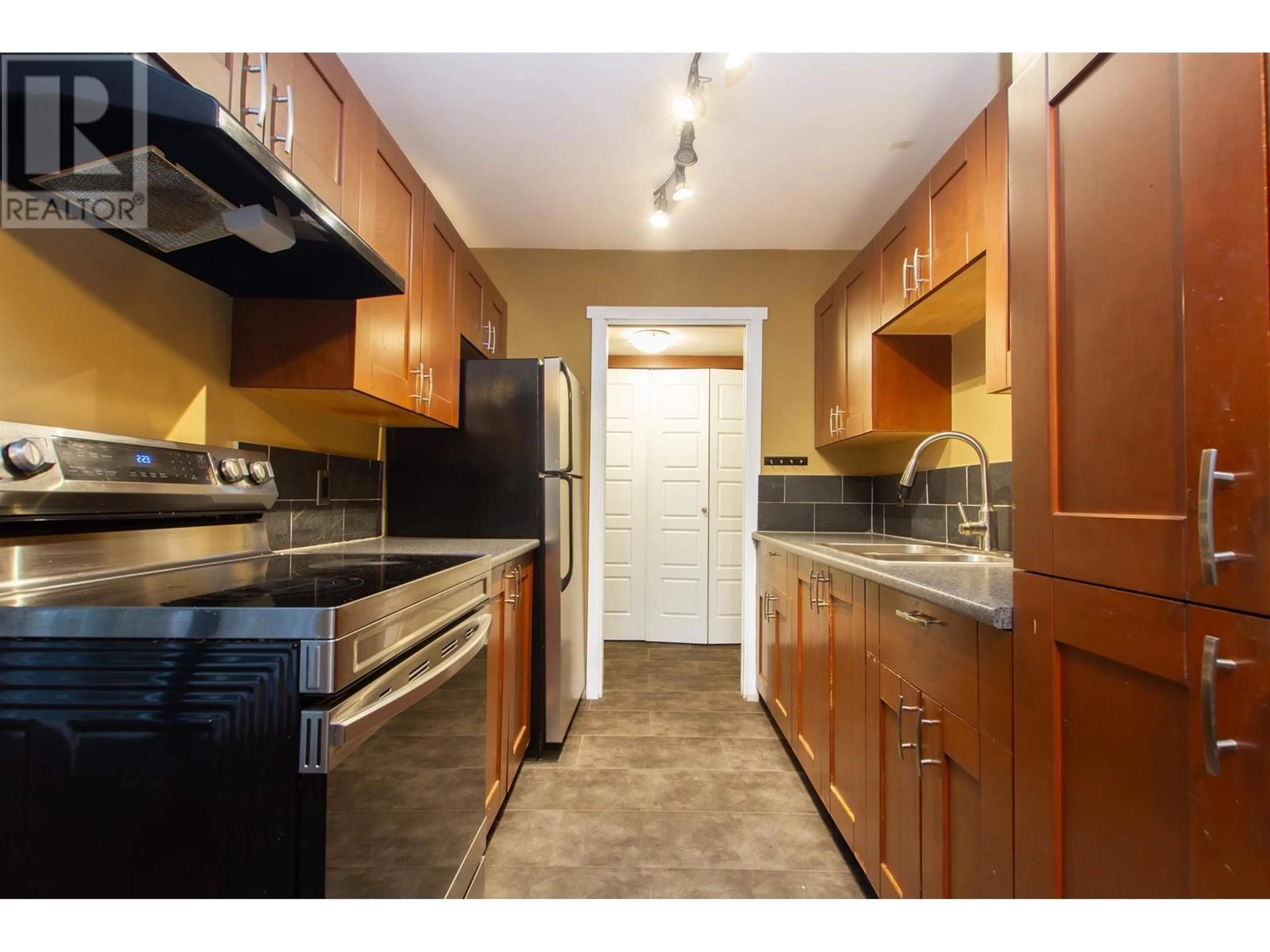 Standard kitchen, unknown for 56 38185 WESTWAY AVENUE, Squamish British Columbia V8B0Y4