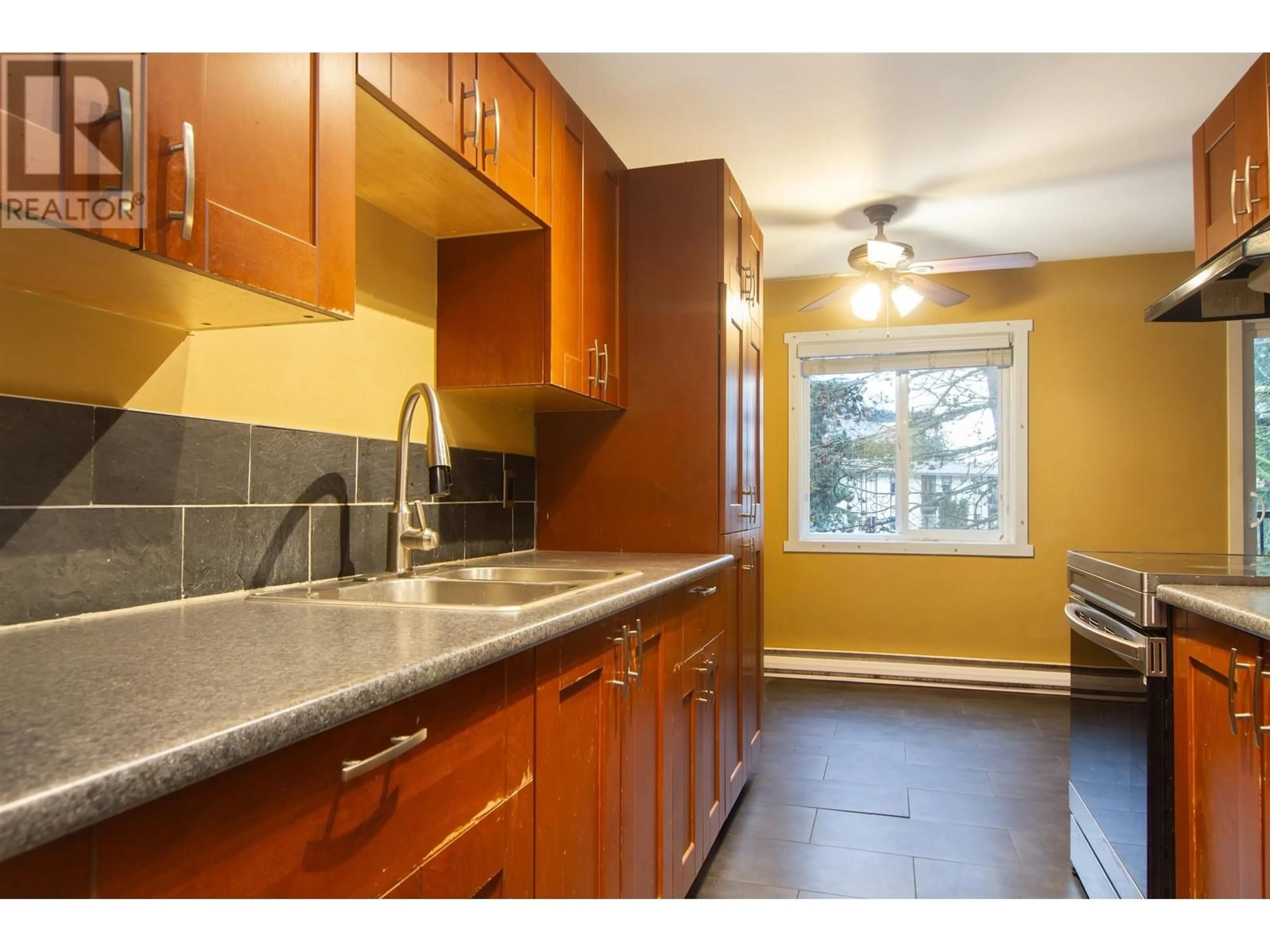 Standard kitchen, unknown for 56 38185 WESTWAY AVENUE, Squamish British Columbia V8B0Y4