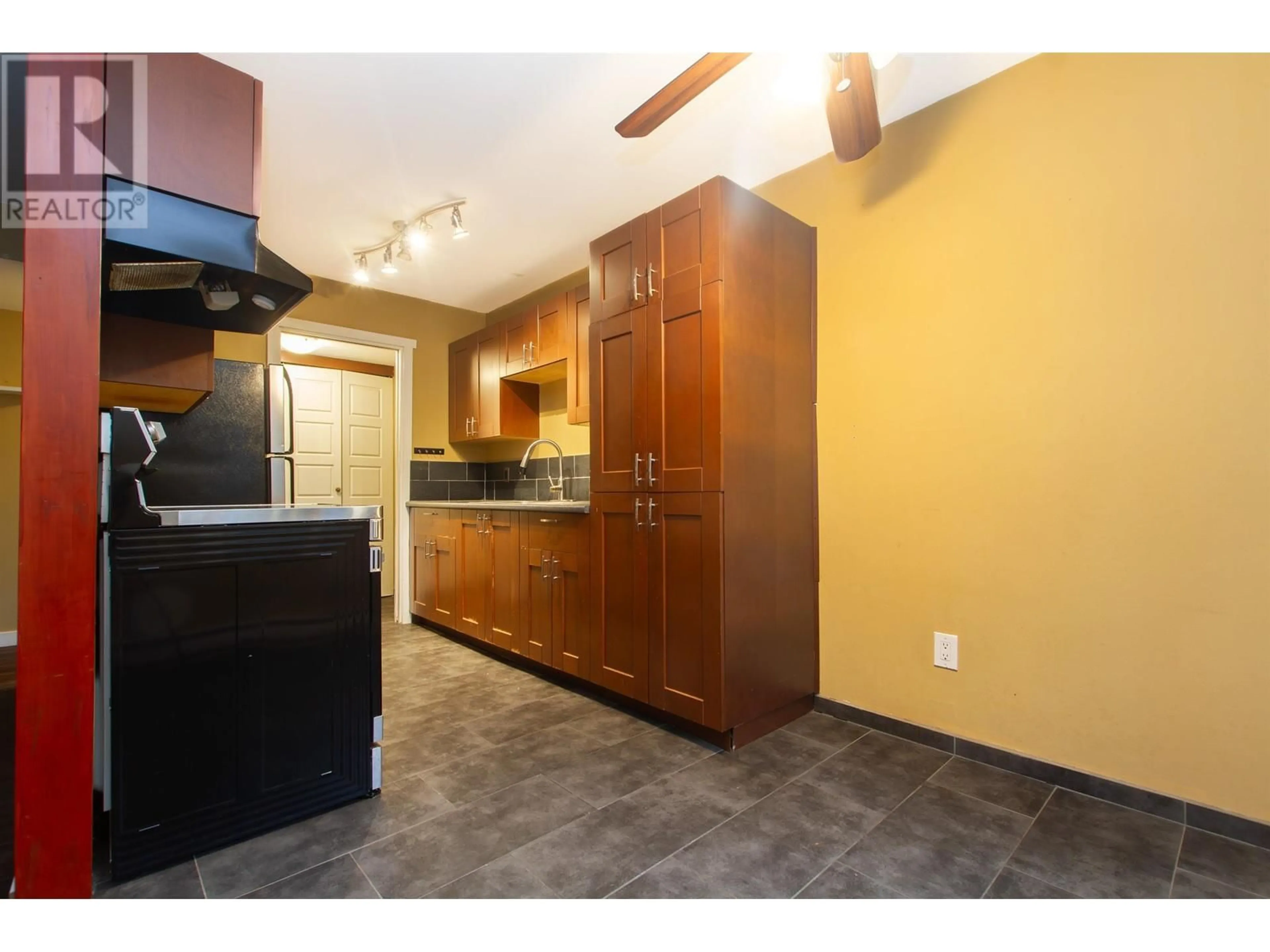 Standard kitchen, unknown for 56 38185 WESTWAY AVENUE, Squamish British Columbia V8B0Y4