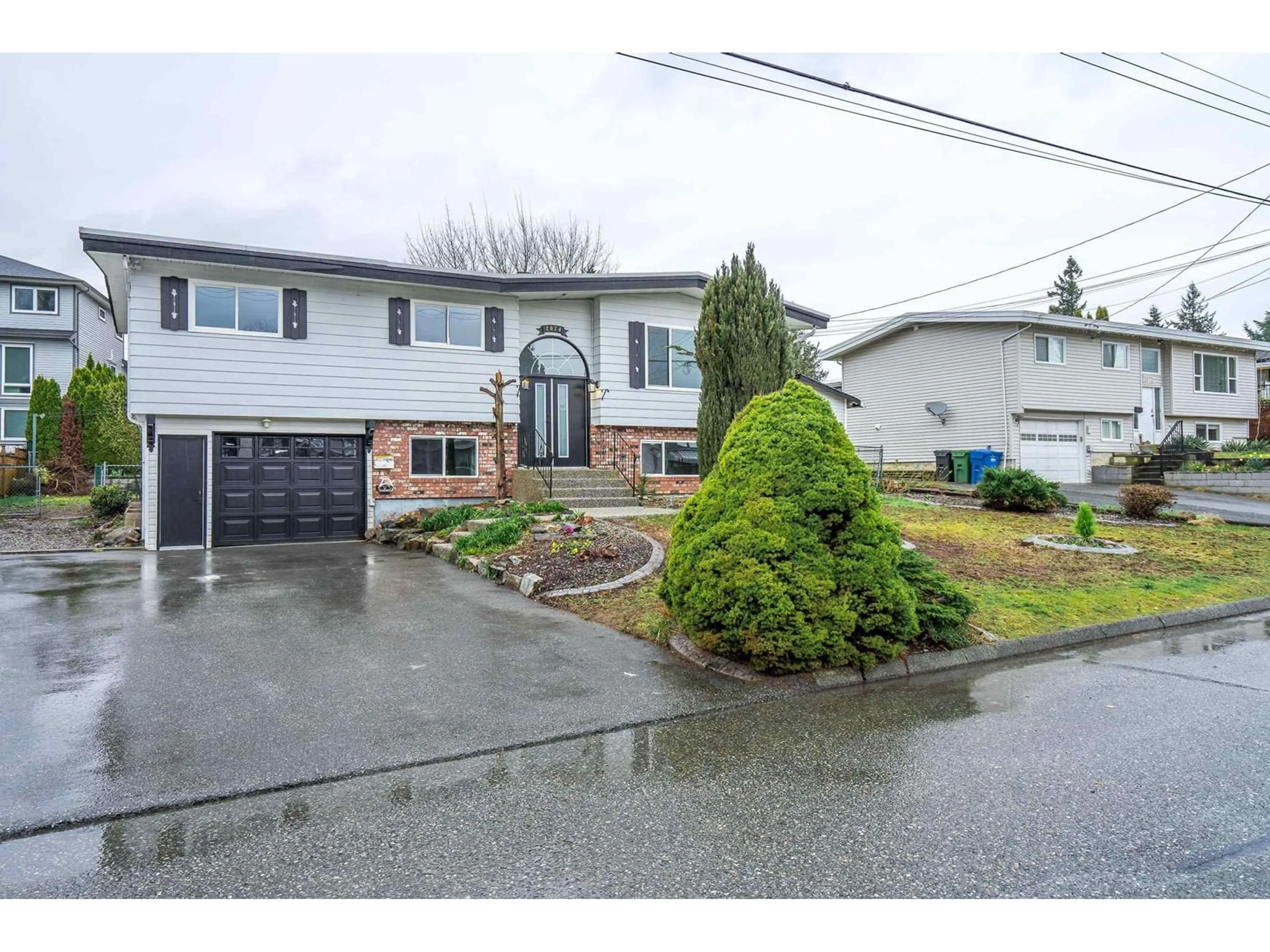 A pic from outside/outdoor area/front of a property/back of a property/a pic from drone, street for 2074 MAJESTIC CRESCENT, Abbotsford British Columbia V2T3G1