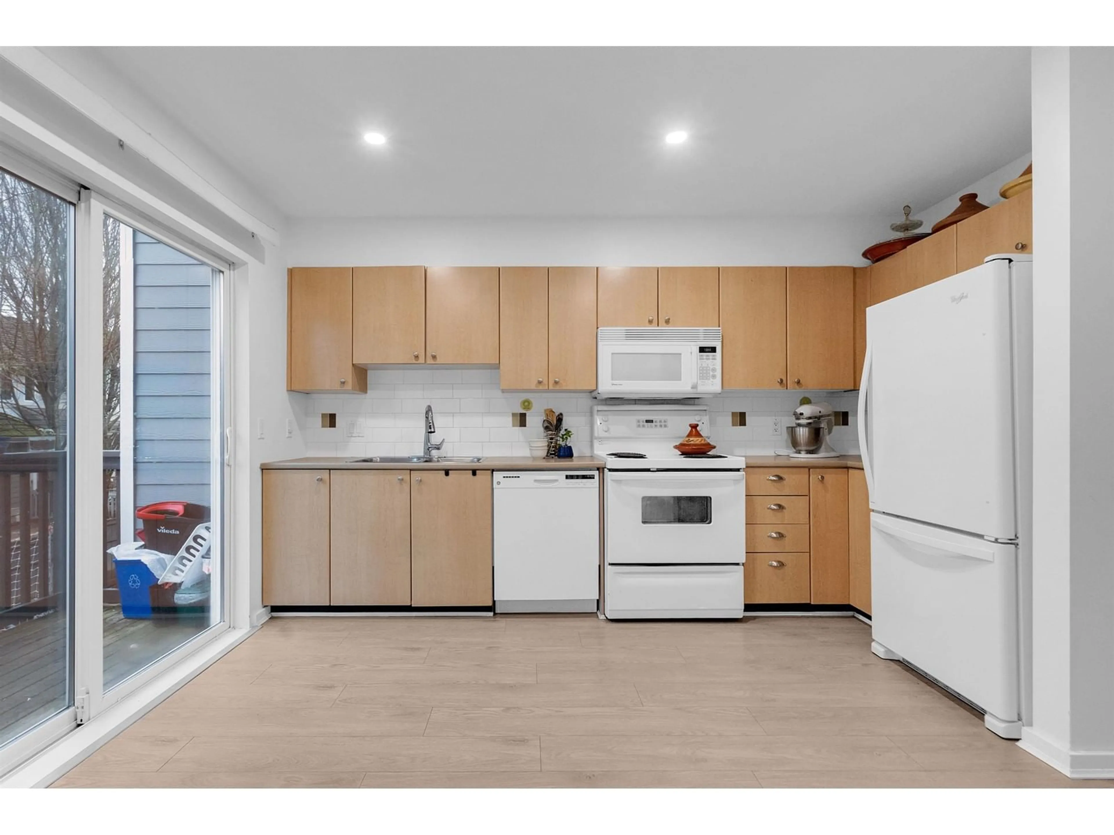 Standard kitchen, unknown for 162 15236 36 AVENUE, Surrey British Columbia V3Z2B3