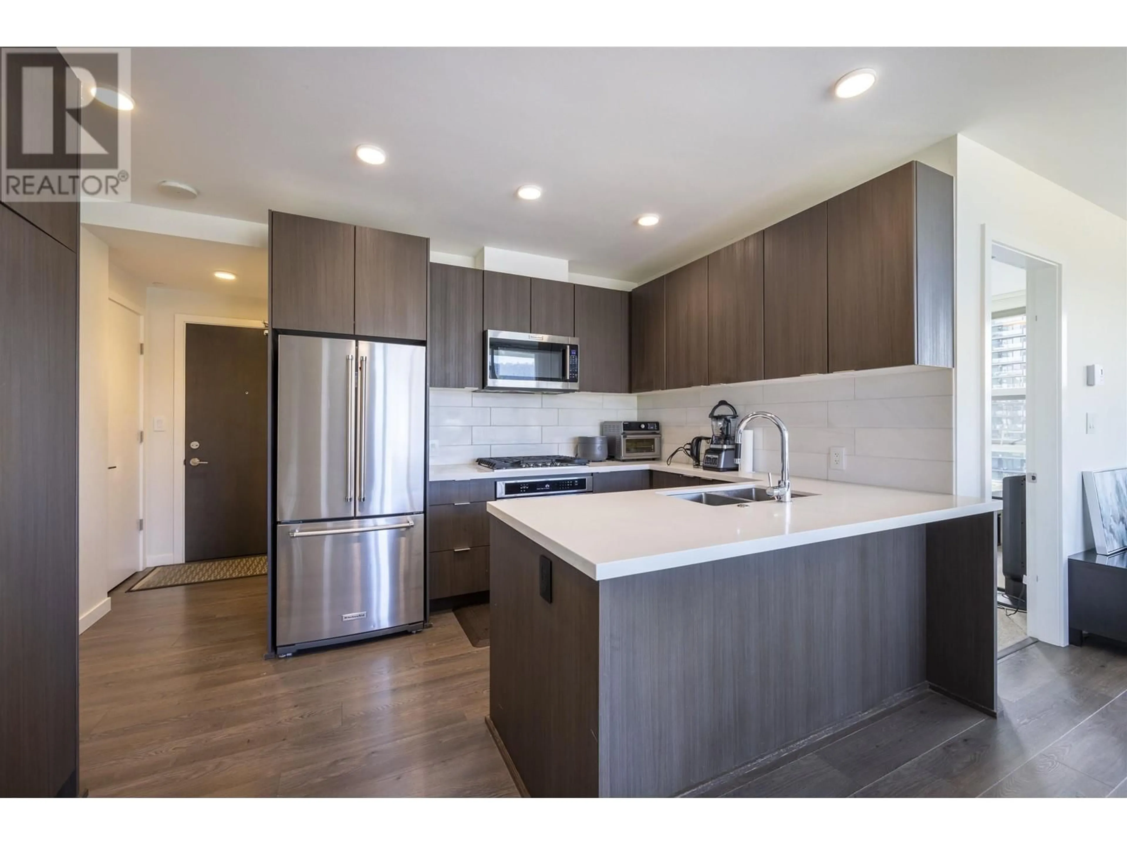 Open concept kitchen, wood/laminate floor for 602 530 WHITING WAY, Coquitlam British Columbia V3J0J4