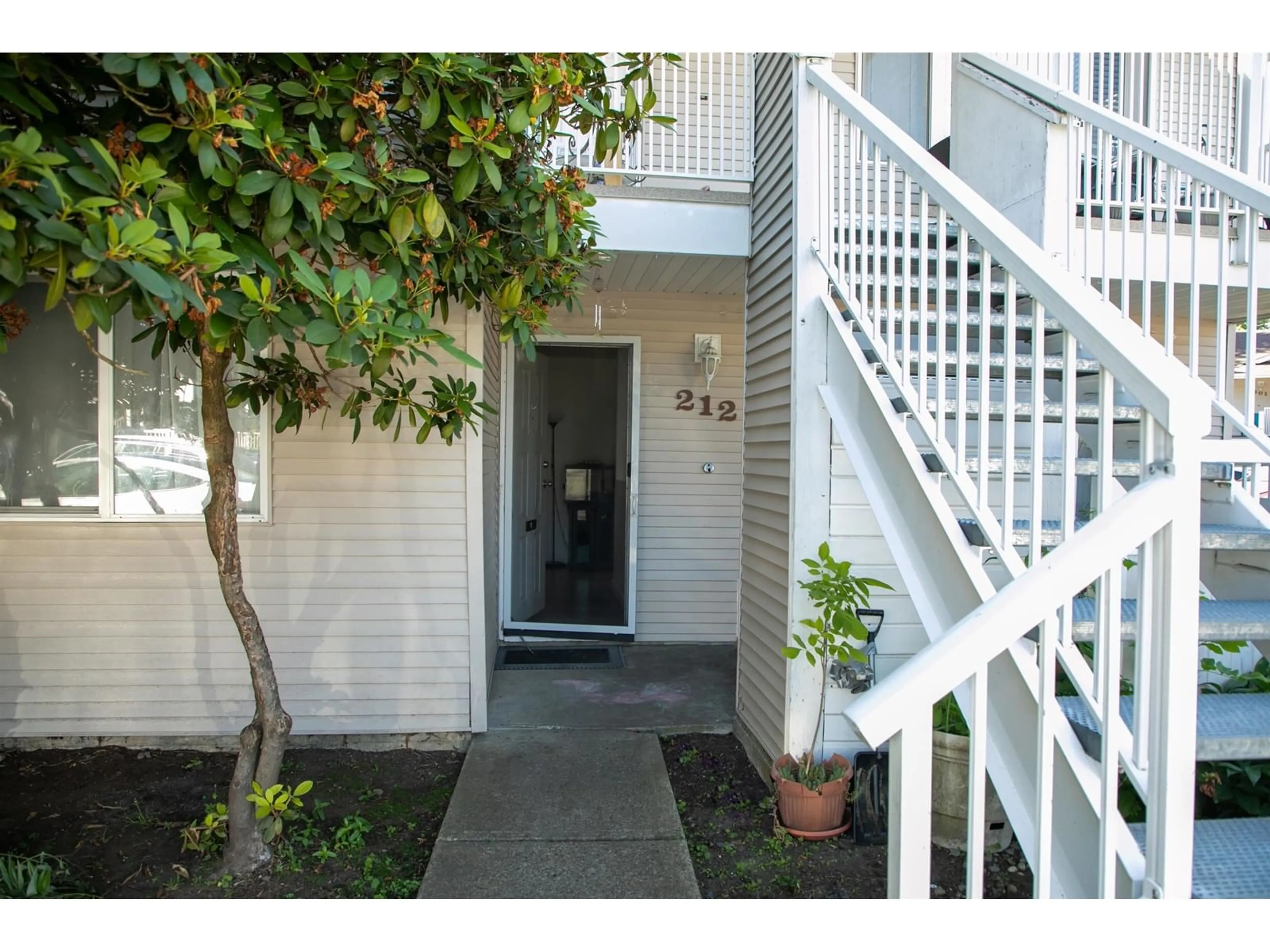 Indoor entryway for 212 13947 72 AVENUE, Surrey British Columbia V3W2P6