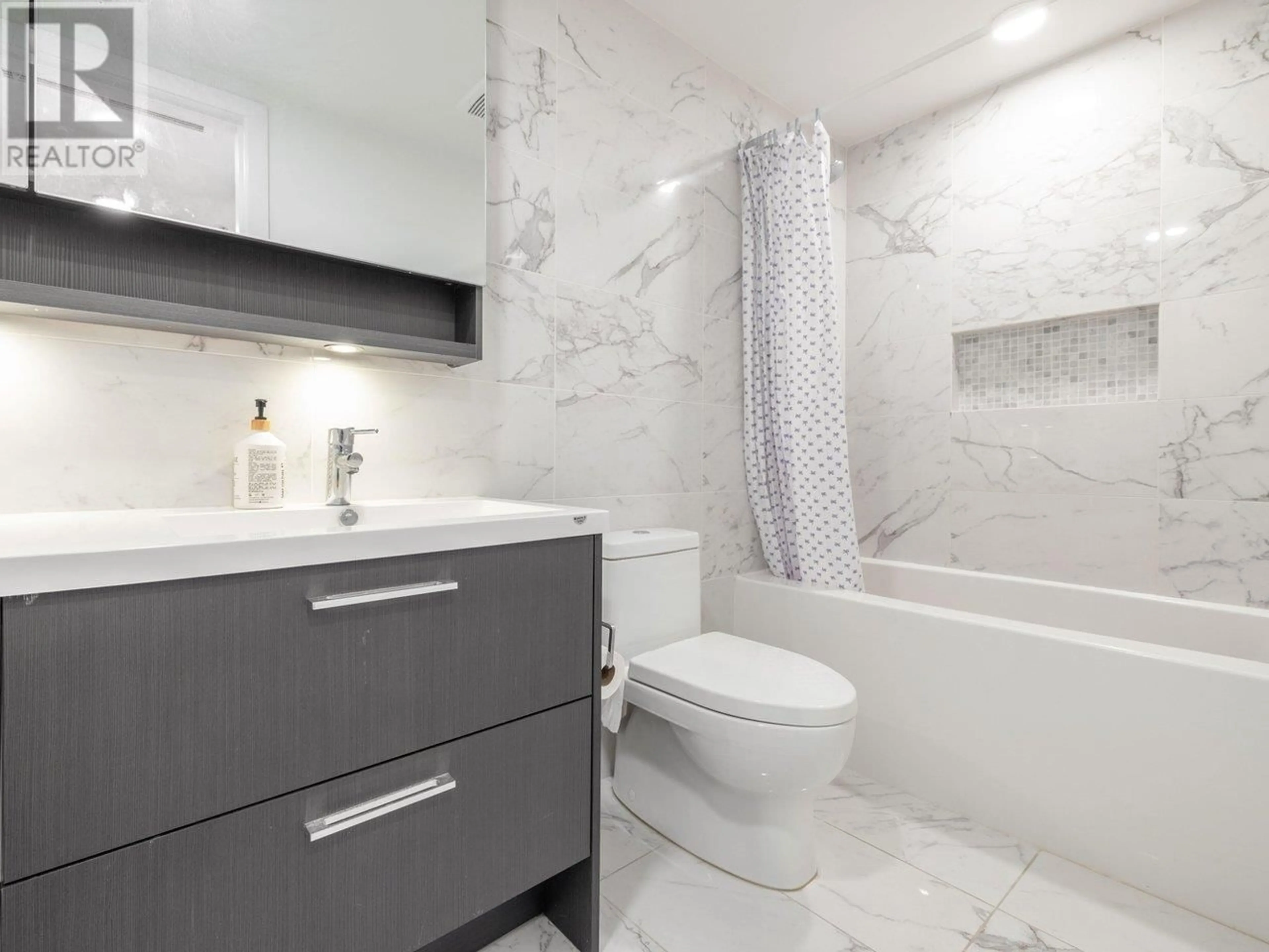 Contemporary bathroom, ceramic/tile floor for 1006 - 5580 NO. 3 ROAD, Richmond British Columbia V6X0R8