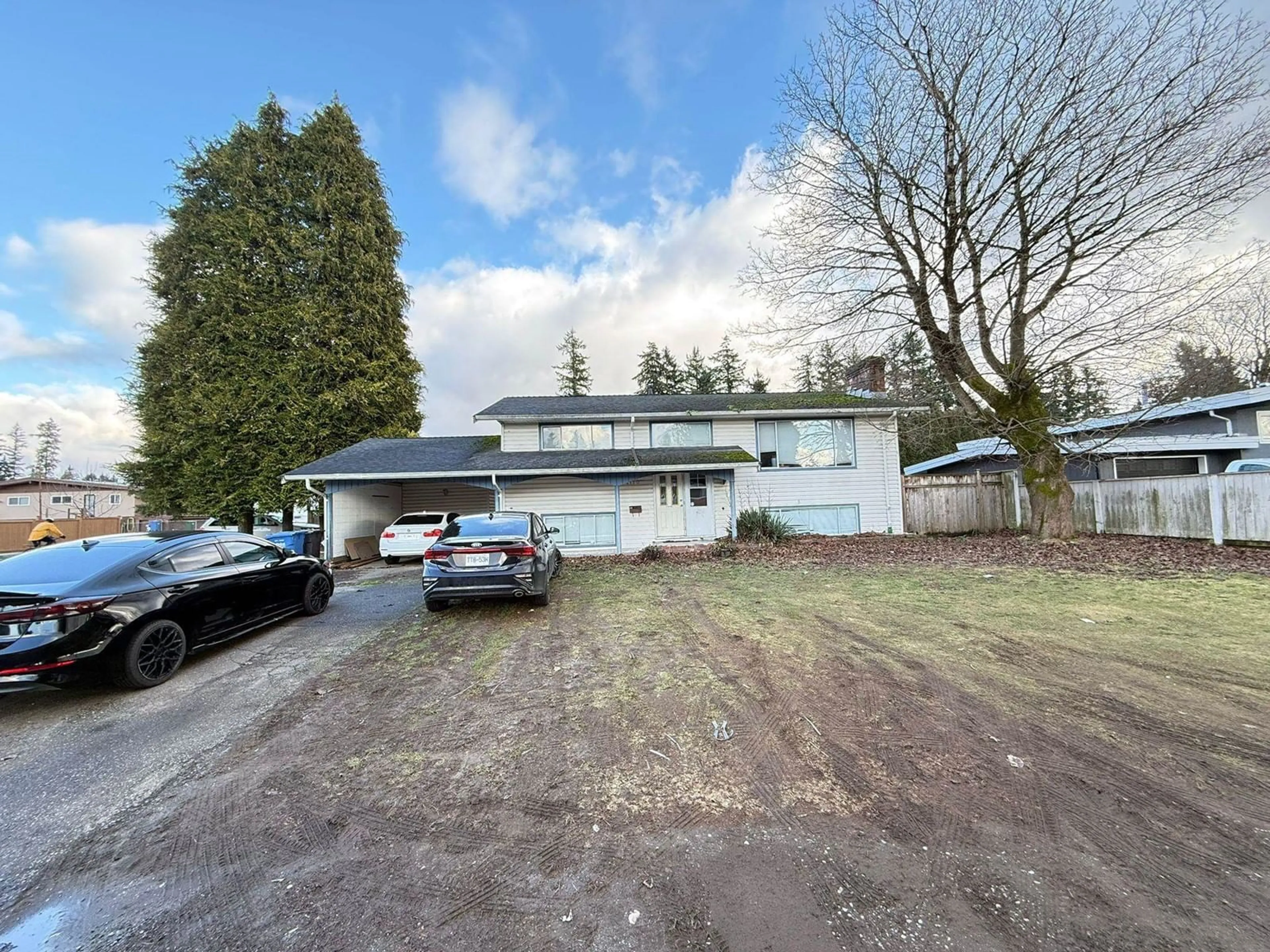 A pic from outside/outdoor area/front of a property/back of a property/a pic from drone, street for 2190 LYNDEN STREET, Abbotsford British Columbia V2T3B5