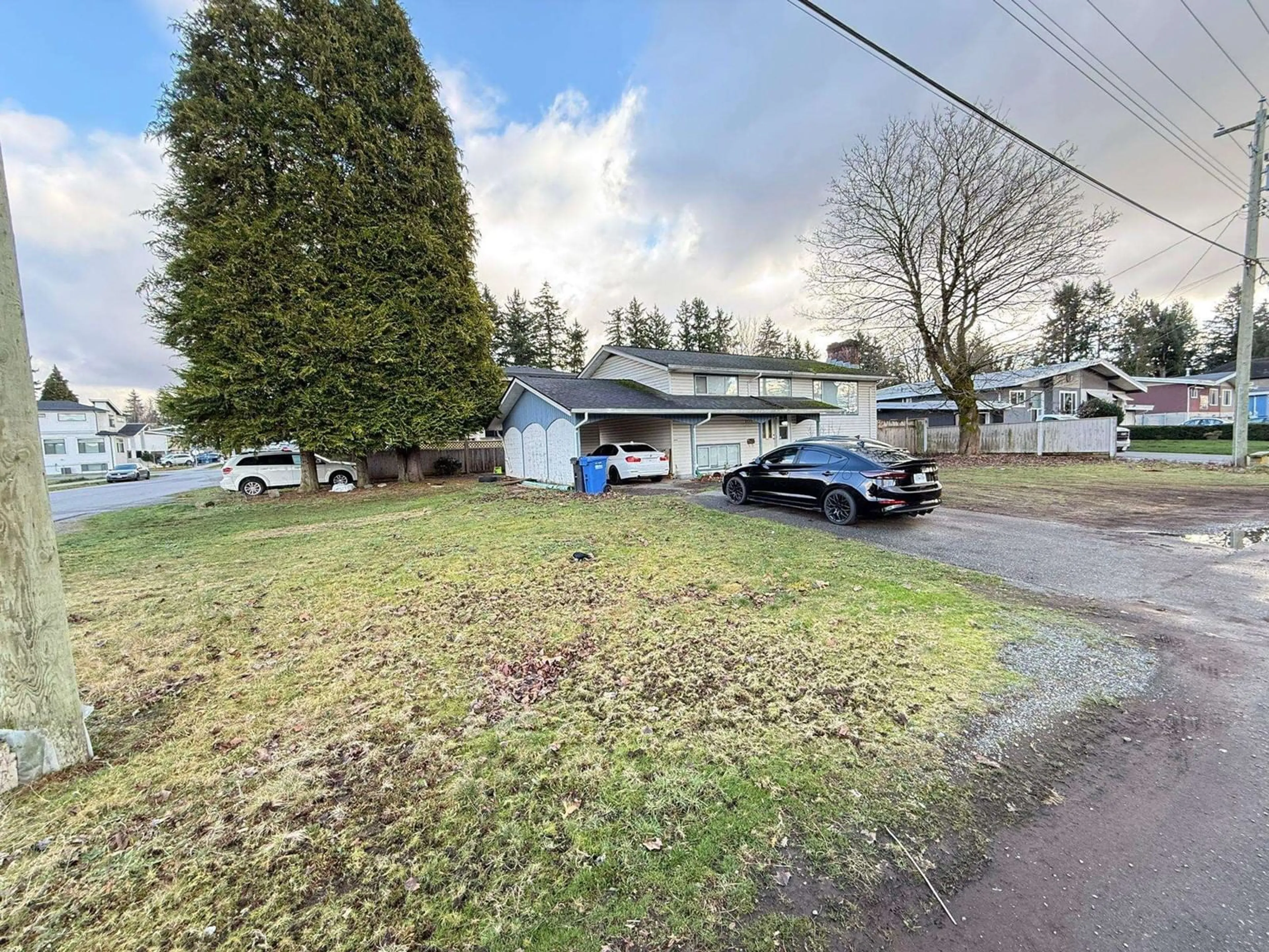 A pic from outside/outdoor area/front of a property/back of a property/a pic from drone, street for 2190 LYNDEN STREET, Abbotsford British Columbia V2T3B5