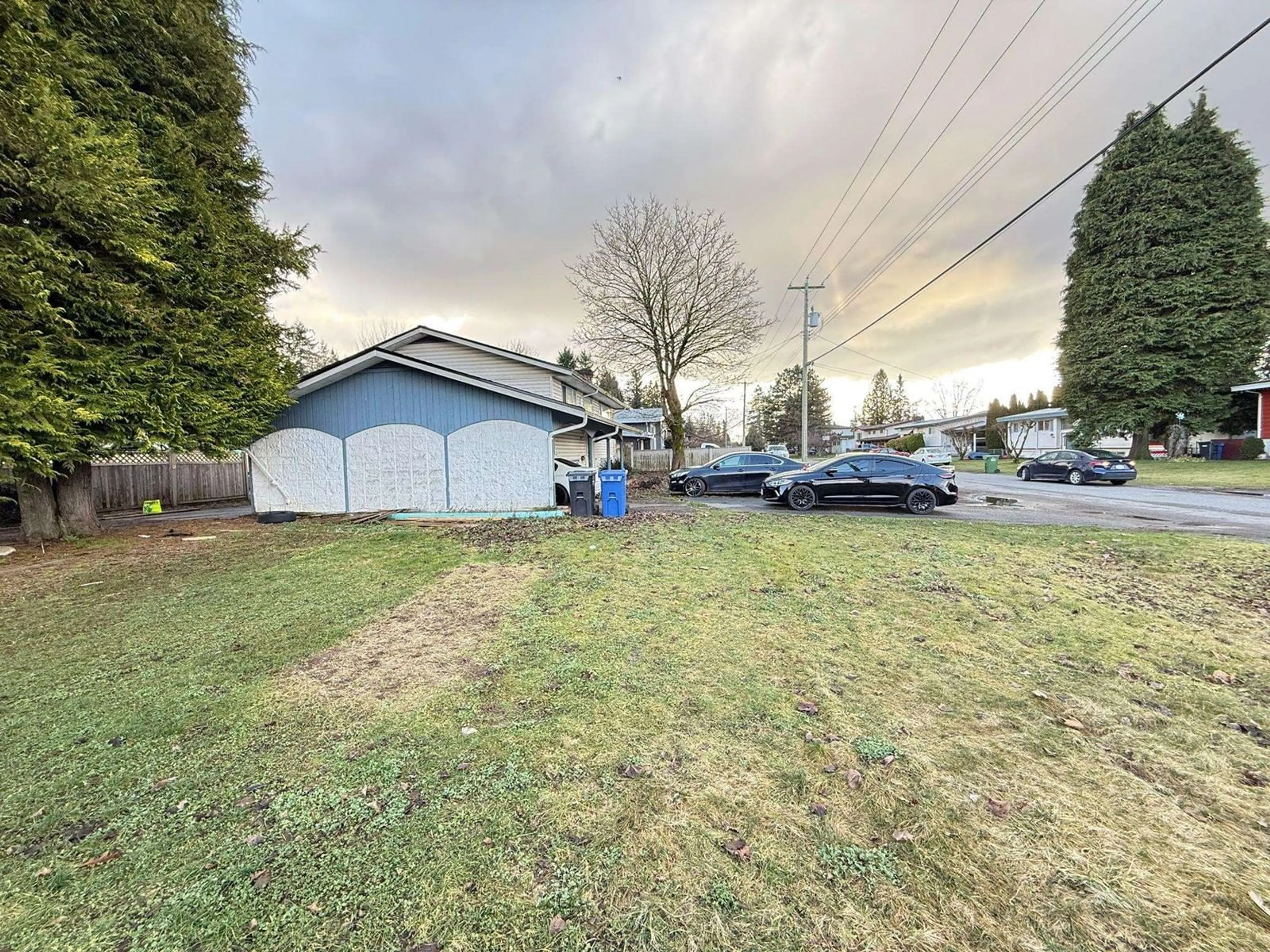 A pic from outside/outdoor area/front of a property/back of a property/a pic from drone, street for 2190 LYNDEN STREET, Abbotsford British Columbia V2T3B5