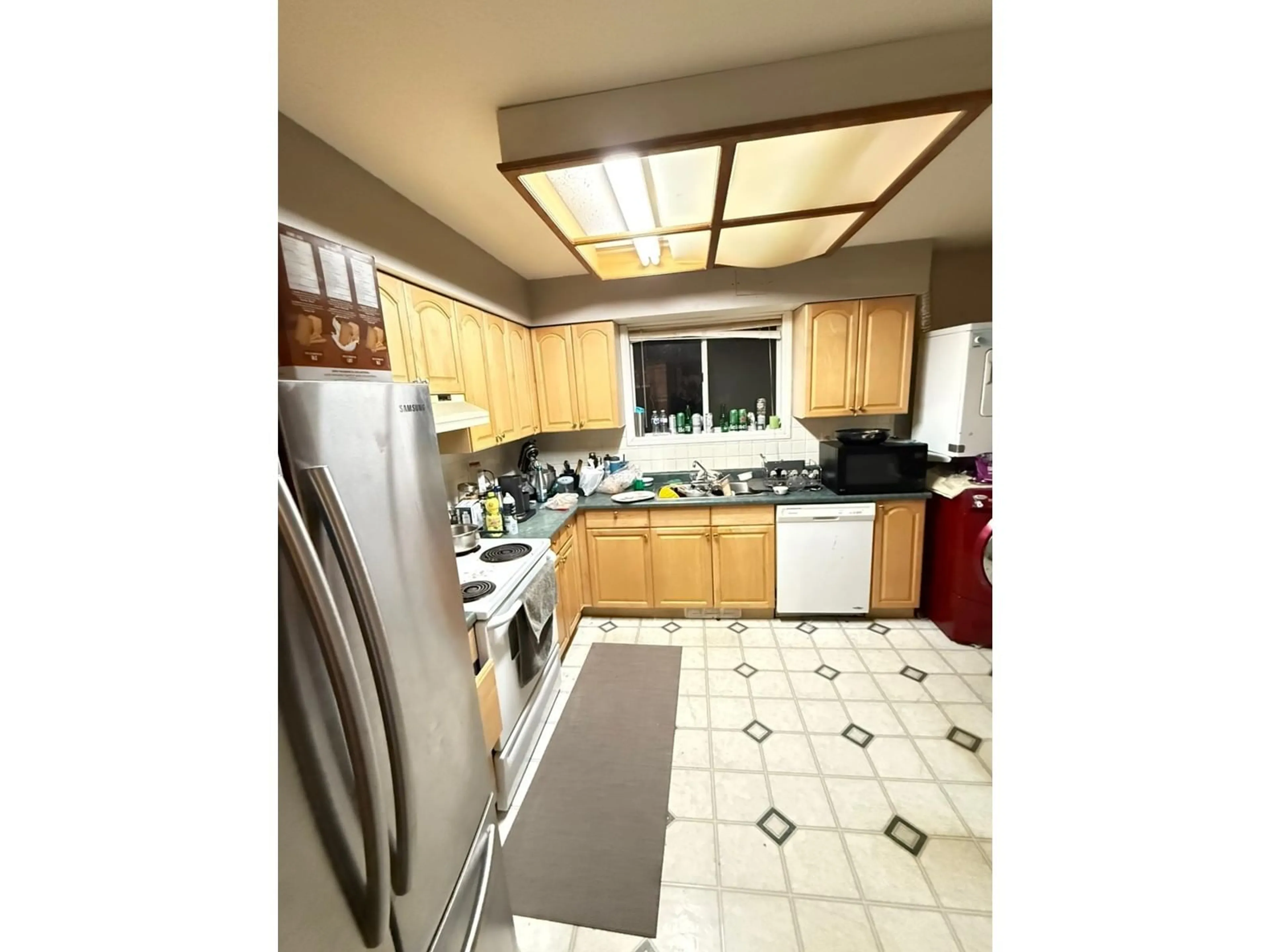 Standard kitchen, ceramic/tile floor for 2190 LYNDEN STREET, Abbotsford British Columbia V2T3B5