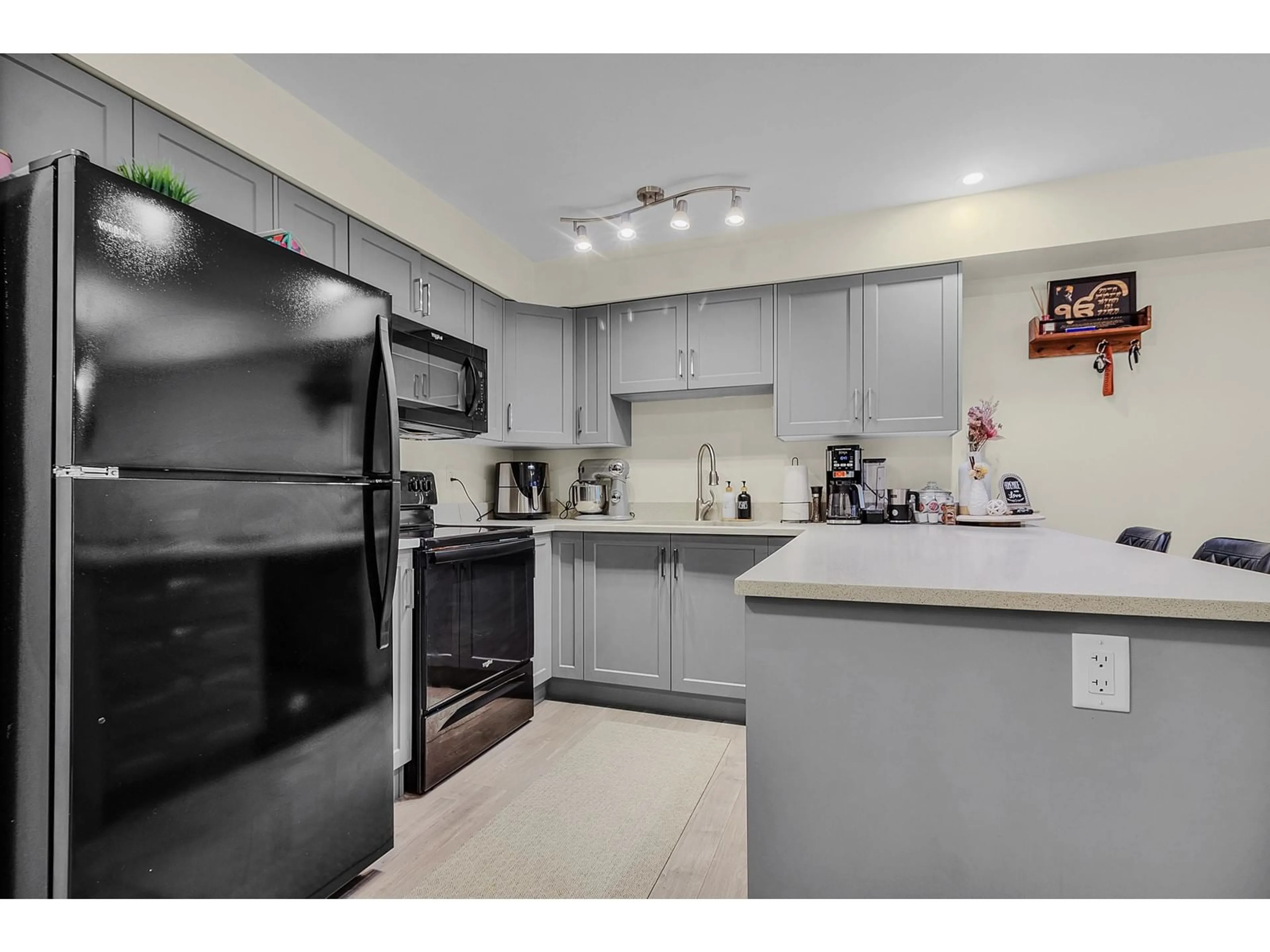 Standard kitchen, unknown for 302 30515 CARDINAL AVENUE, Abbotsford British Columbia V2T0A8