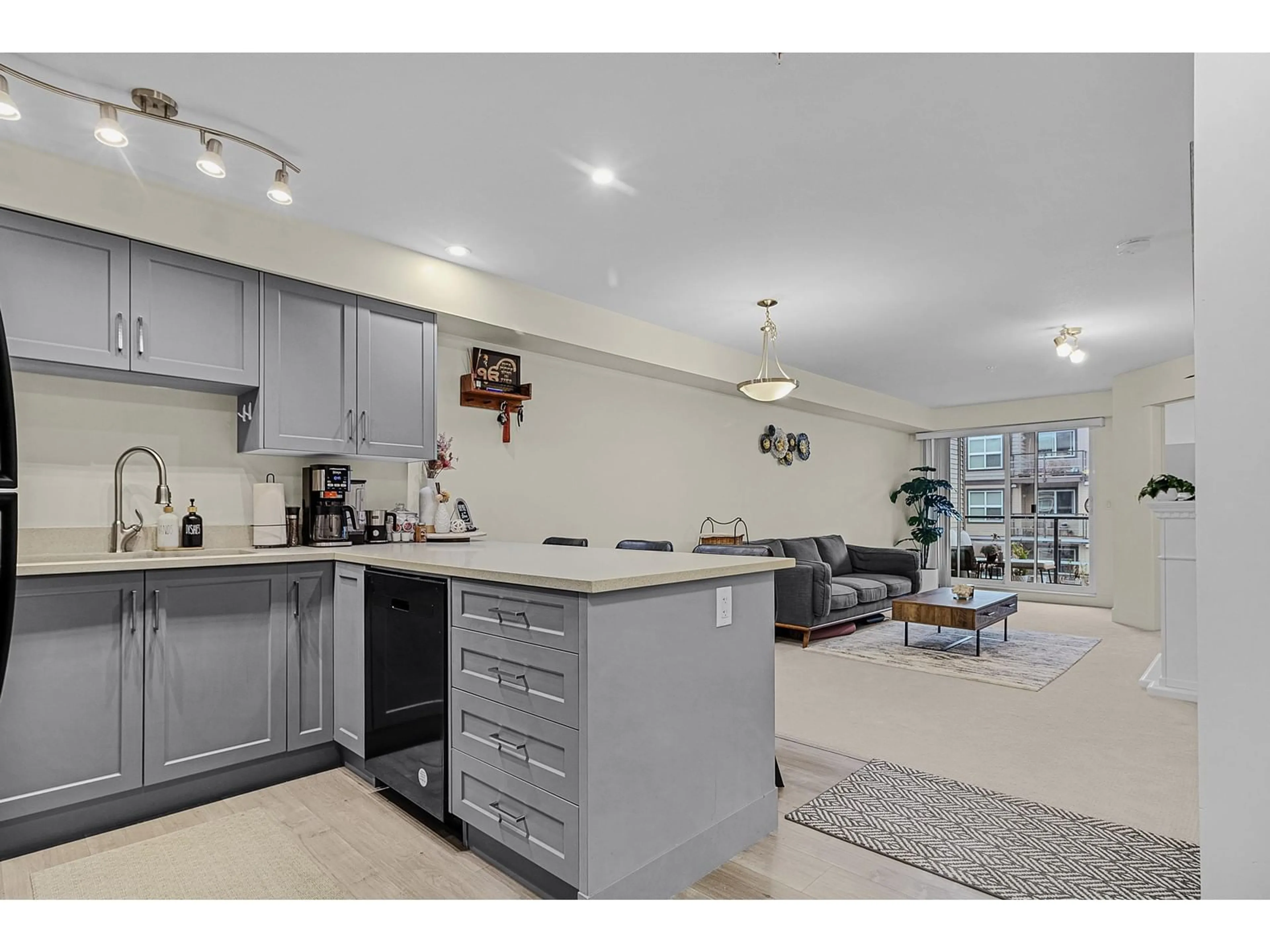 Open concept kitchen, unknown for 302 30515 CARDINAL AVENUE, Abbotsford British Columbia V2T0A8