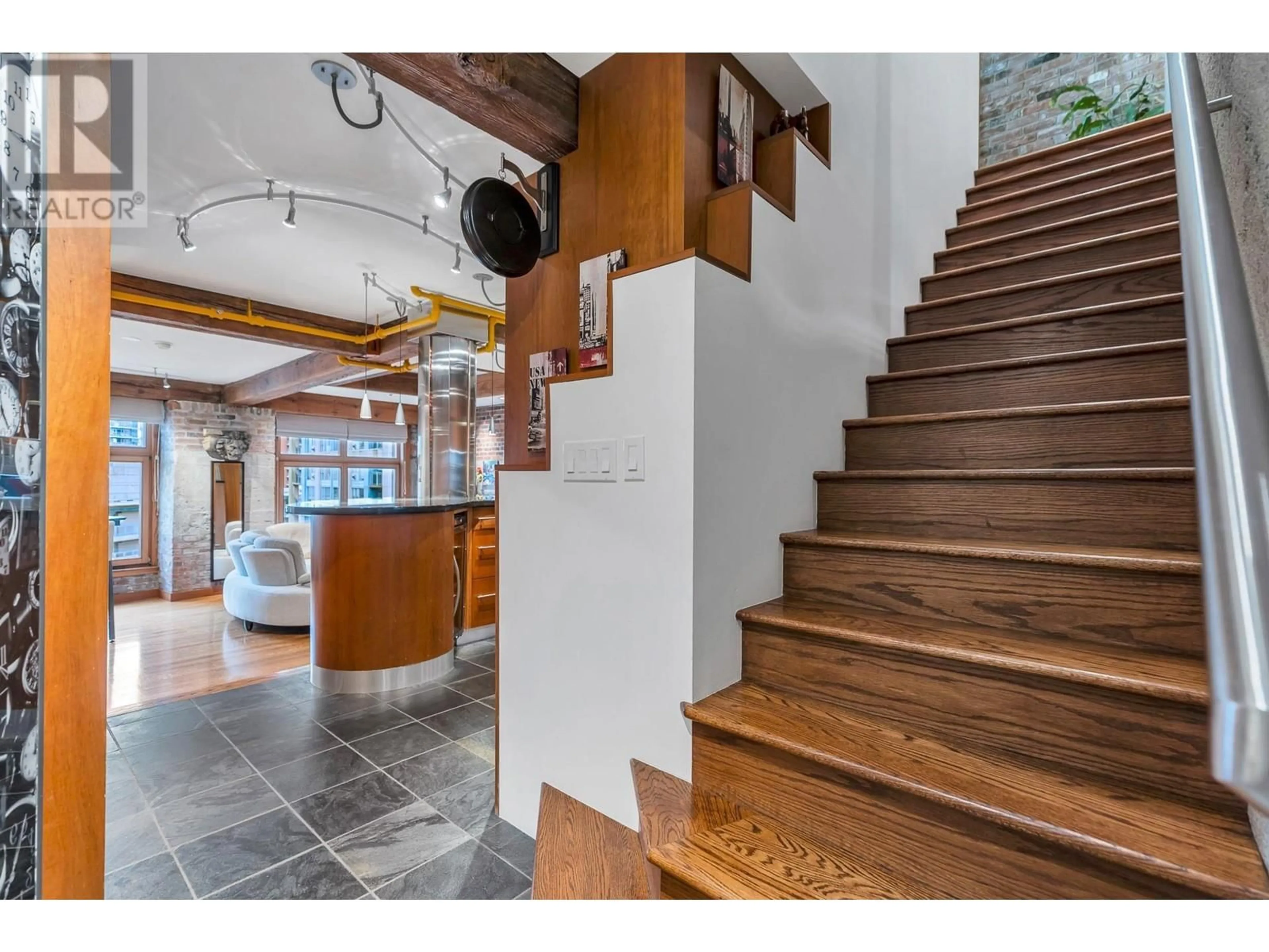 Indoor foyer for 804 518 BEATTY STREET, Vancouver British Columbia V6B6G8